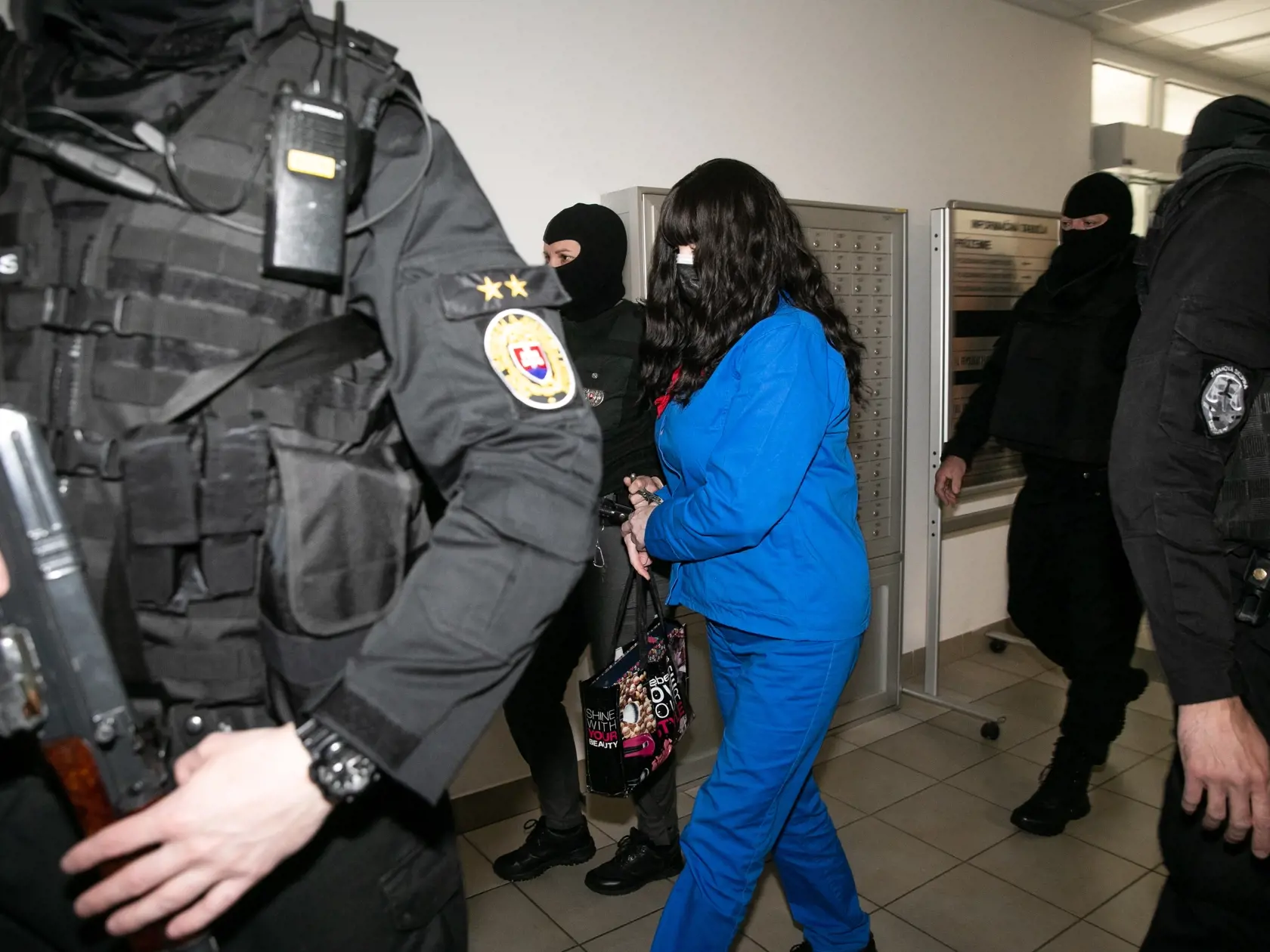 Obžalovaná Alena Zsuzsová si dnes na súd priniesla v ruke nový módny doplnok.