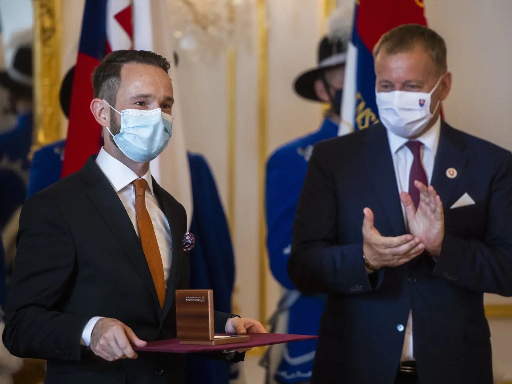 Na snímke zľava laureát štátnej ceny Jozefa Miloslava Hurbana lekár Peter Sabaka a predseda NR SR Boris Kollár (Sme rodina)  počas slávnostnej ceremónie udeľovania štátnej ceny Jozefa Miloslava Hurbana v reprezentačných priestoroch Bratislavského hradu 16. septembra 2021 v Bratislave. FOTO TASR - Jaroslav Novák