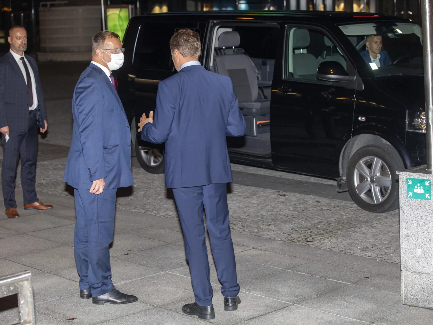 Boris Kollár a Igor Matovič odchádzajú z divedeľného predstavenie činohry SND.
Na snímke minister finacií Igor Matovič   a Boris Kollár.
Po predstavení zostali debatovat do polnoci.