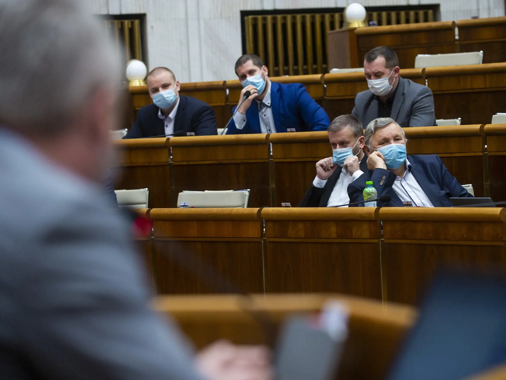 Na snímke vľavo poslanec NR SR Ondrej Dostál (SaS) a sprava v dolnom rade poslanci Jozef Šimko, Eduard Kočiš a v hornom rade sprava Ondrej Ďurica, Martin Beluský a Milan Mazurek (všetci ĽSNS) počas zasadnutia 18. schôdze parlamentu 3. decembra 2020 v Bratislave. FOTO TASR - Jakub Kotian