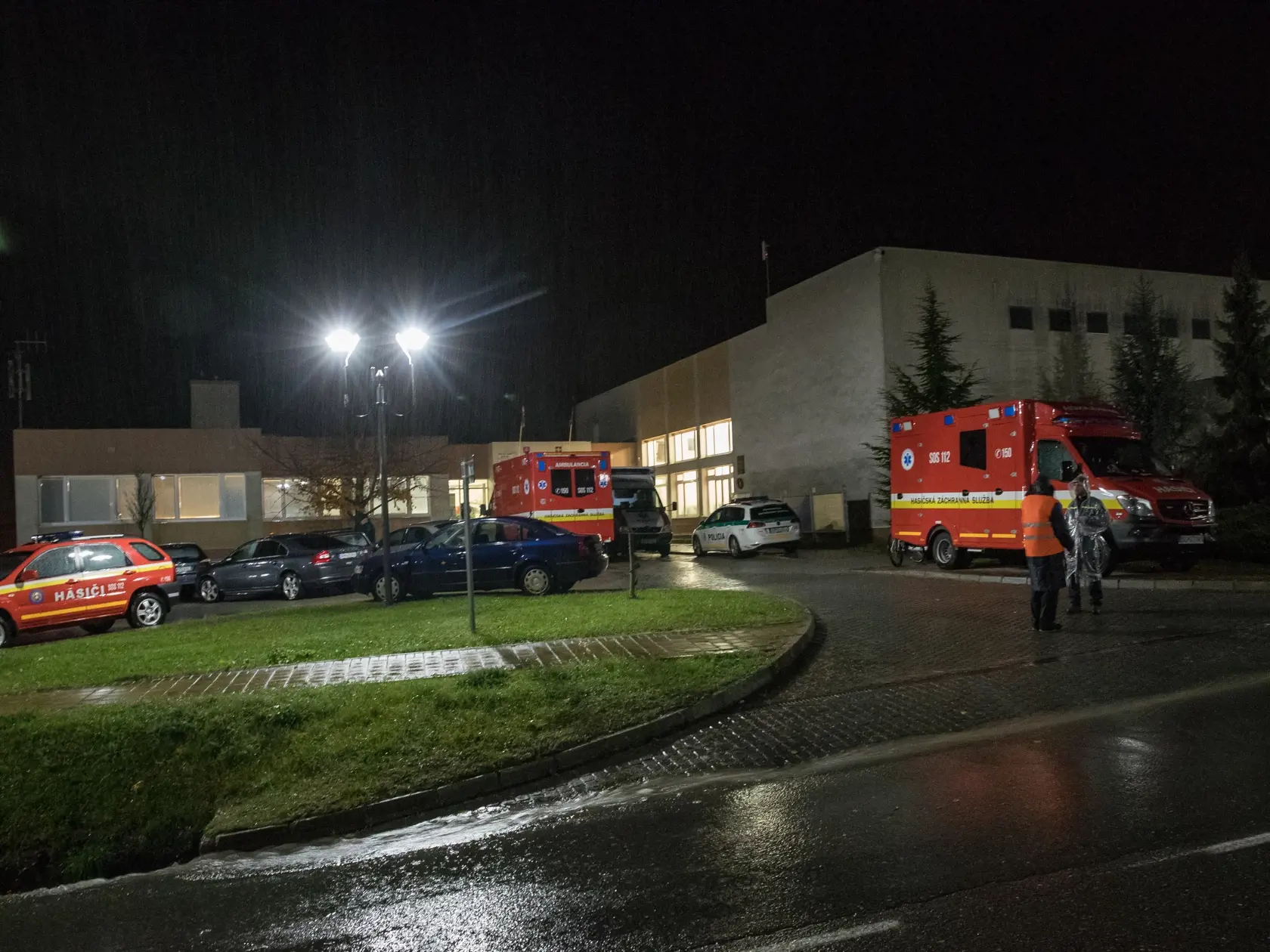 Tragická dobravná nehoda, ku ktorej prišlo na ceste medzi Nitrou a Zlatými Moravcami nedaľeko obce Malanta. Na mieste o život prišlo 12 ľudí a ďalších v kritickom stave odviezli do nitrianskej nemocnice. Na snímke je krízové centrum pre rodiny obetí, ktoré zriadili v kultúrnom stredisku neďalekej obce Jelenec.