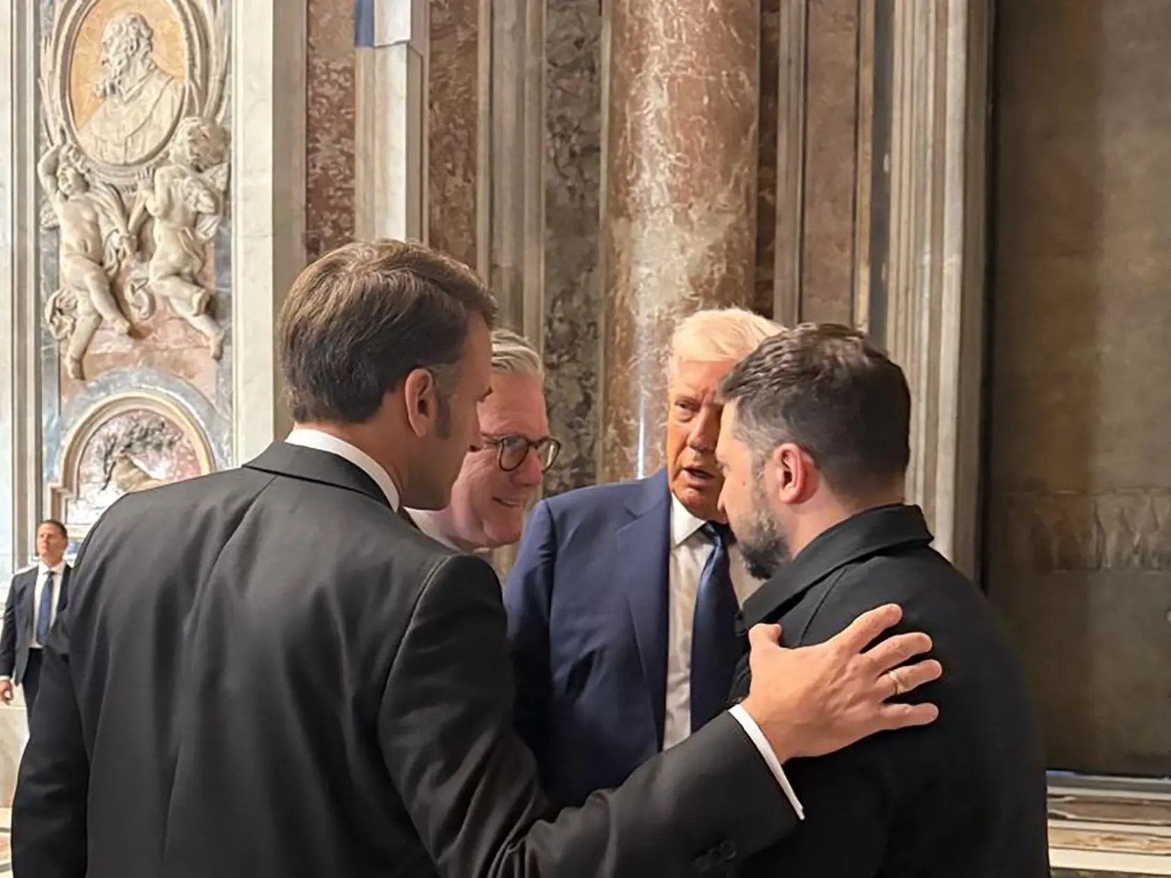 Trump a Zelenskyj sa stretli počas pohrebu pápež Františka.