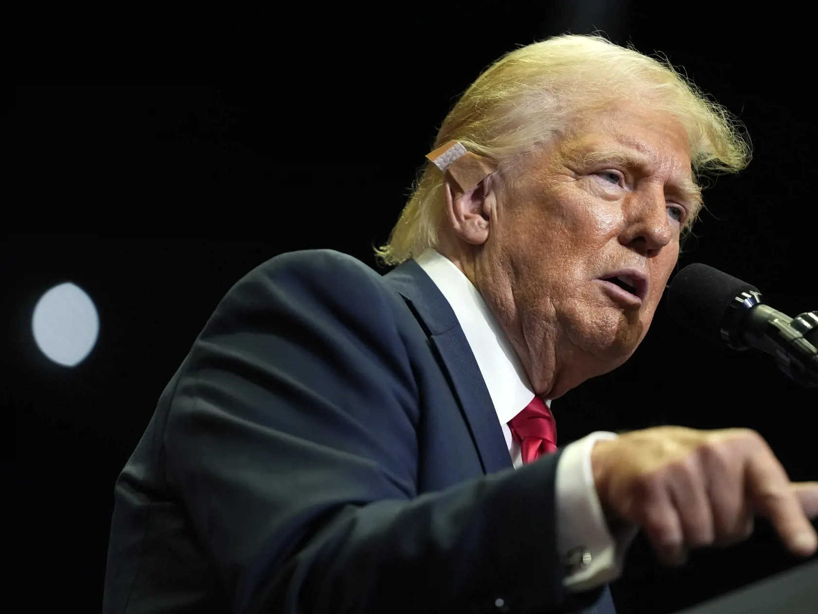Republikánsky kandidát na prezidenta USA Donald Trump v nedeľu vyhlásil, že viceprezidentku Kamalu Harrisovú bude ľahšie poraziť ako úradujúceho prezidenta Joea Bidena.