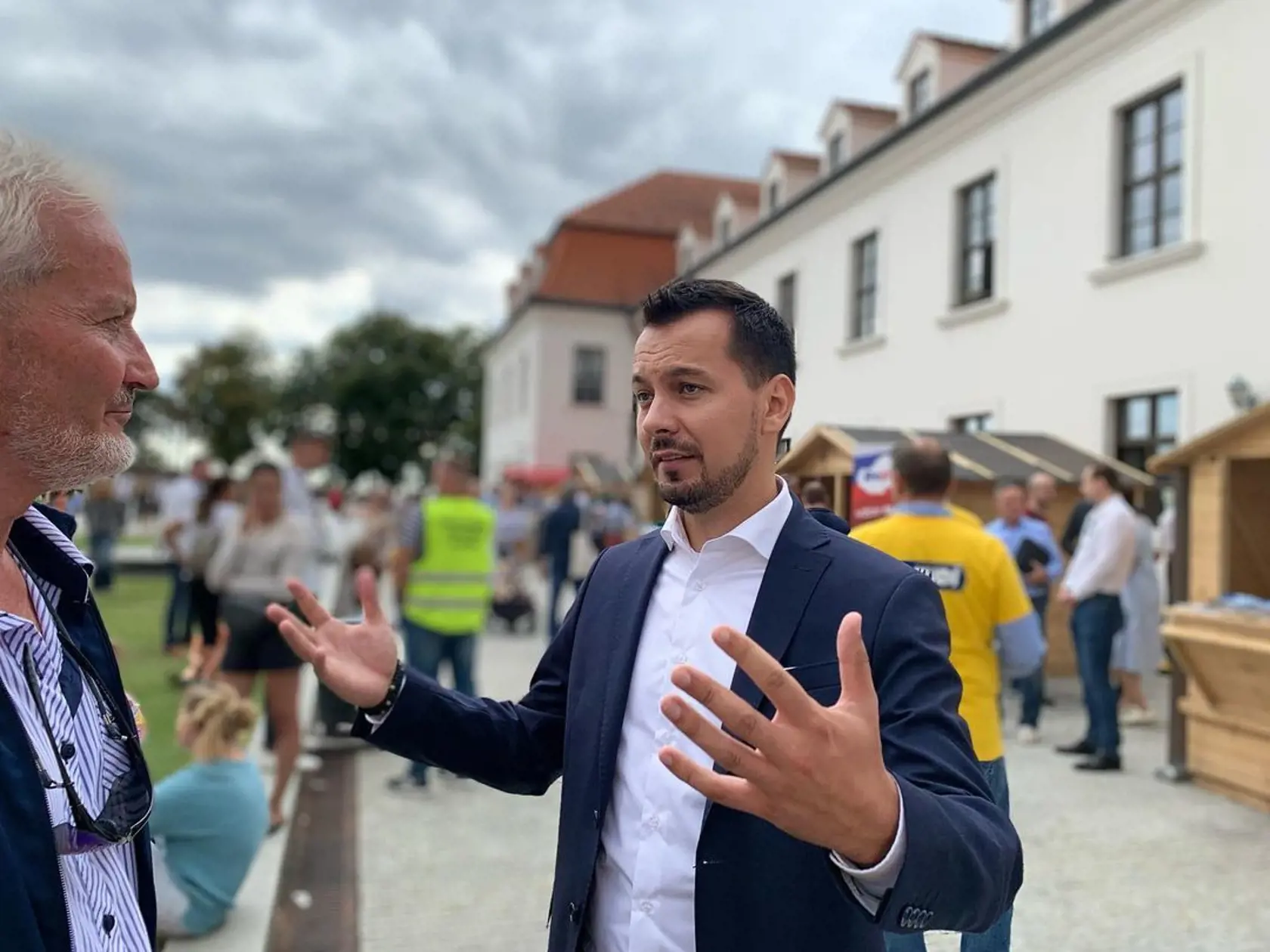 Veľká vďaka všetkým, ktorí ste dnes prišli do parlamentu na deň otvorených dverí. Boli to príjemné a áno miestami aj ťažké debaty, no kým sa ľudia aktívne zaujímajú o politiku, tak vieme, že demokracia žije, napísal Juraj Šeliga zo Za ľudí.