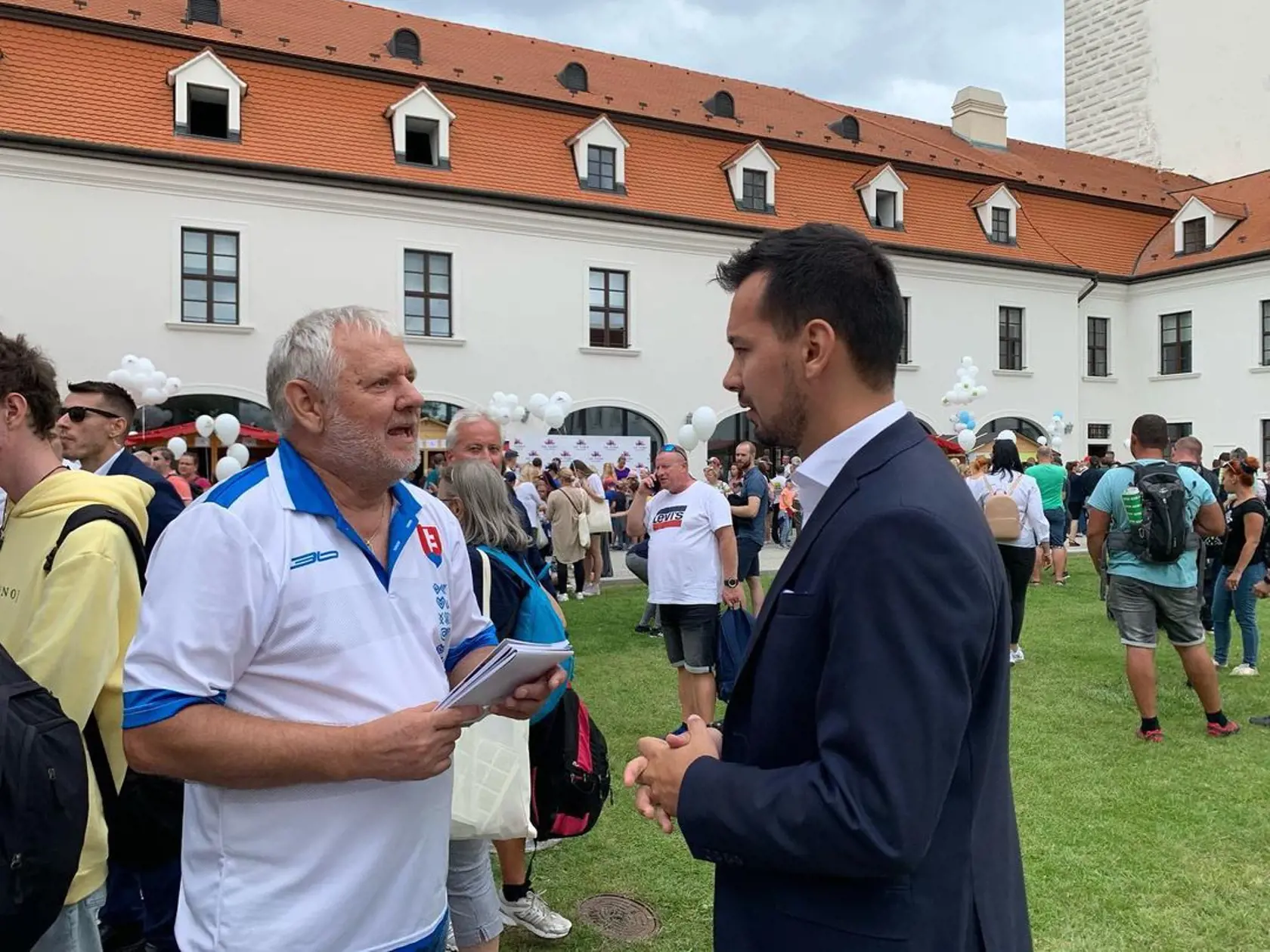 Veľká vďaka všetkým, ktorí ste dnes prišli do parlamentu na deň otvorených dverí. Boli to príjemné a áno miestami aj ťažké debaty, no kým sa ľudia aktívne zaujímajú o politiku, tak vieme, že demokracia žije, napísal Juraj Šeliga zo Za ľudí.