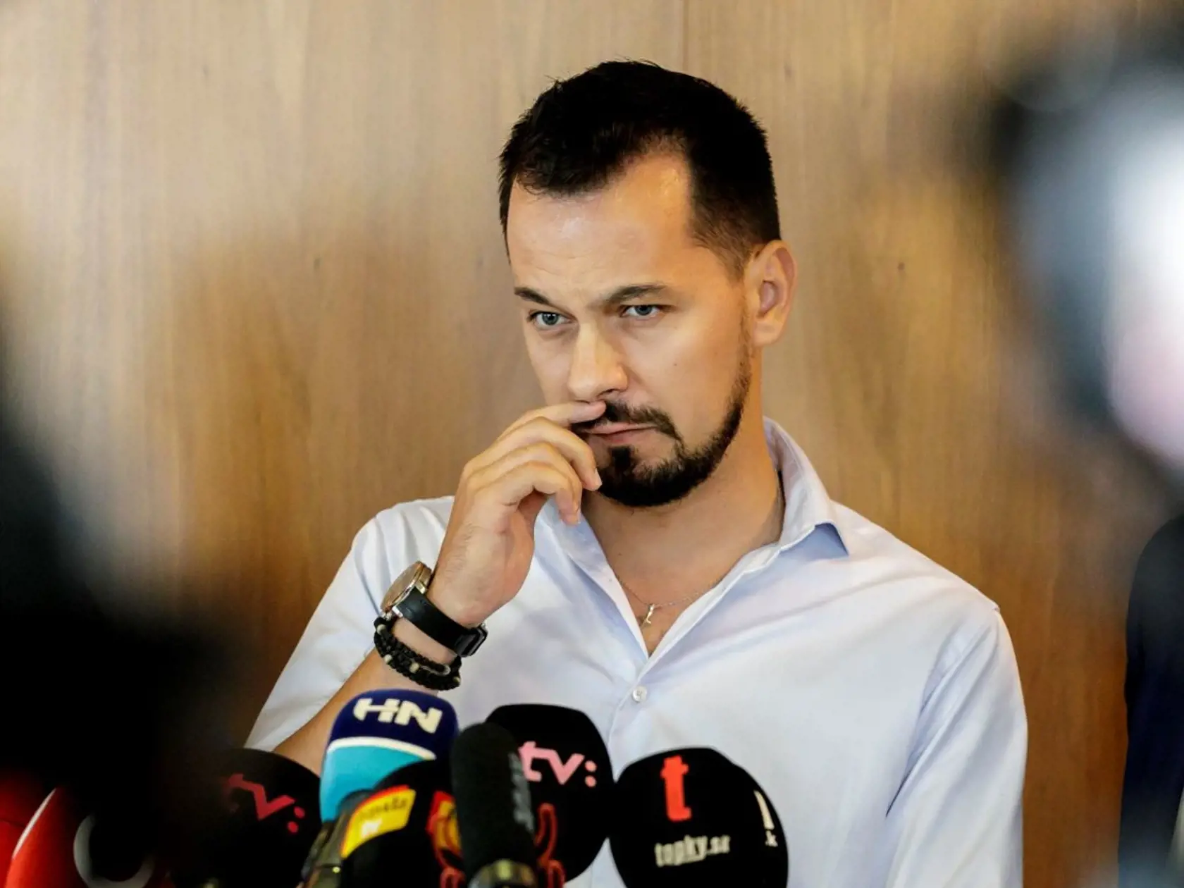 Podpredseda strany Za ľudí a poslanec NR SR Juraj Šeliga počas tlačovej konferencie po stretnutí predstaviteľov koalície, ktoré sa konalo vo vládnom hoteli Bôrik v Bratislave v sobotu 20. augusta 2022.
