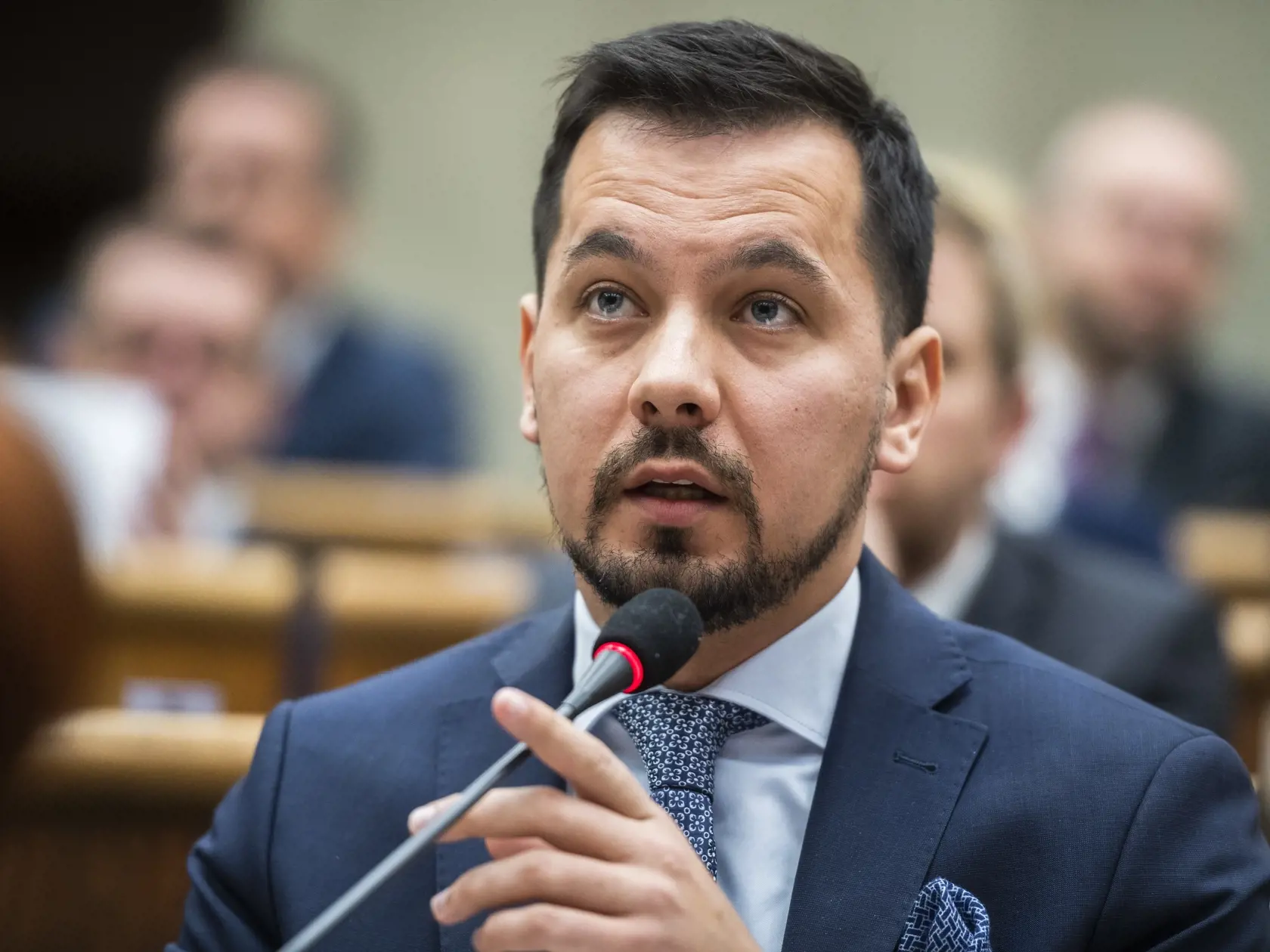 Na snímke koaličný poslanec Juraj Šeliga (Za ľudí) počas 78. zasadnutia parlamentu, na ktorom sa malo hlasovať o návrhu na vyslovenie nedôvery vláde Eduarda Hegera (OĽANO) v Bratislave v utorok 13. decembra 2022. Hlasovanie o návrhu na vyslovenie nedôvery vláde sa posúva na štvrtok 15. decembra na 17.00 h. Poslanci parlamentu o tom rozhodli v utorok napoludnie, keď odsúhlasili procedurálny návrh predsedu poslaneckého klubu OĽANO Michala Šipoša. Odôvodnil to potrebou vytvoriť priestor na rokovani