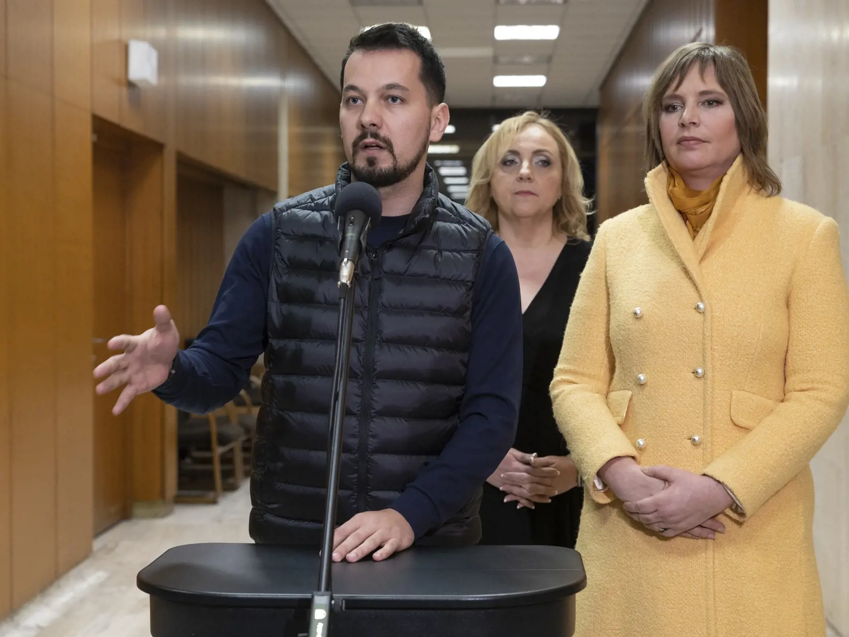 Rokovanie dočasne povereného premiéra Eduarda Hegera (OĽANO) so zástupcami strán bývalej koalície o skrártení volebného obdobia  uznesením Národnej rady SR. Na snímke je Juraj Šeliga a Veronika Remišová.
