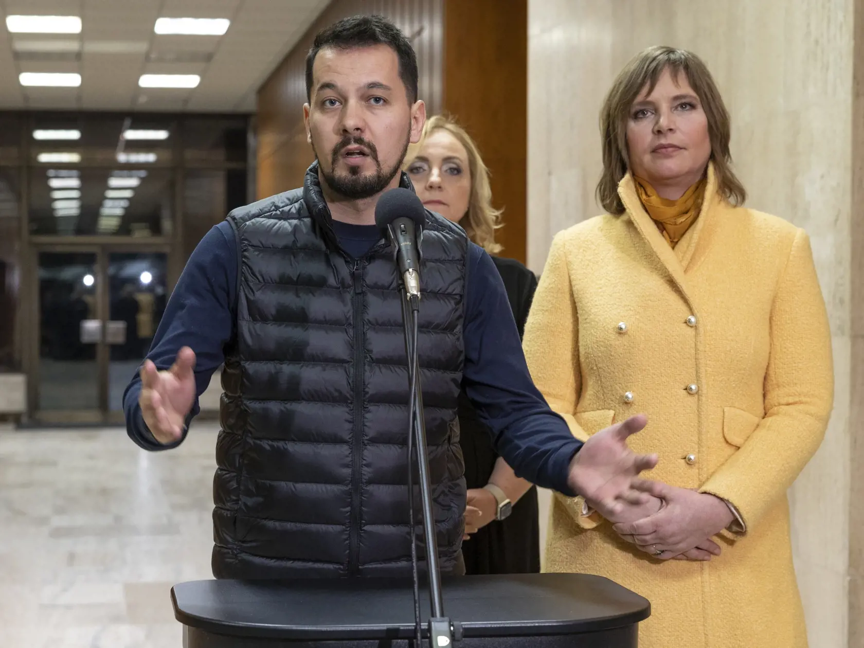 Rokovanie dočasne povereného premiéra Eduarda Hegera (OĽANO) so zástupcami strán bývalej koalície o skrártení volebného obdobia  uznesením Národnej rady SR. Na snímke je Juraj Šeliga a Veronika Remišová.