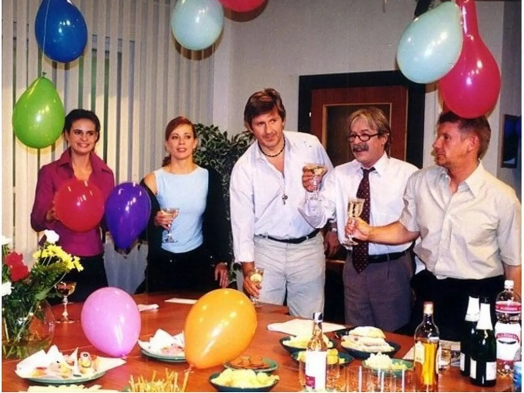 Seriál Zborovňa sa vysielal ešte pred Susedmi v roku 1999 na vtedajšej STV. Seriál bol postavený na čudných záberoch a skečoch, ktoré nedávali zmysel a hrali v ňom hviezdy ako Ján Kroner či Zuzana Fialová.
