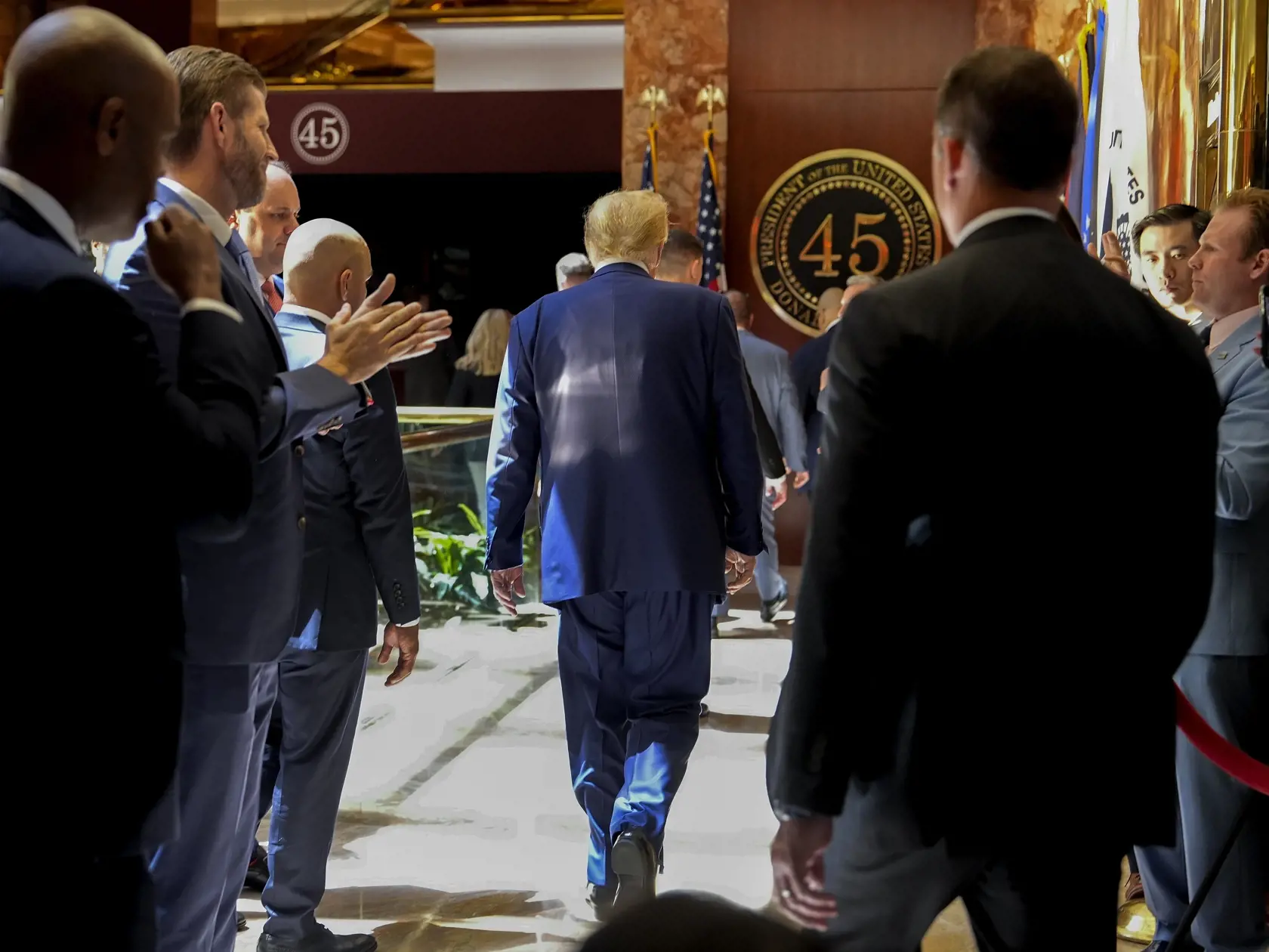 KK59 New York - Bávylý americký prezident Donald Trump odchádza po tlačovej konferencii 31. mája 2024 v New Yorku. Bývalý americký prezident Donald Trump sa v piatok ohradil voči verdiktu newyorského súdu, ktorý ho uznal za vinného v kauze podplácania a falšovania obchodných záznamov. Súdny proces označil za "veľmi nespravodlivý" a prisľúbil, že sa voči rozsudku odvolá. FOTO TASR/AP
Former President Donald Trump departs after speaking at a news conference at Trump Tower, Friday, May 31, 2024, in