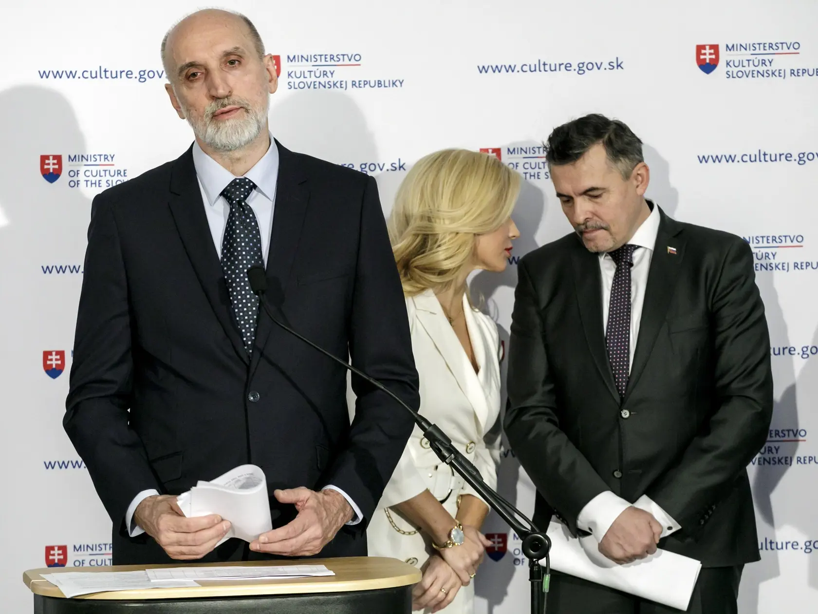 Na snímke ministerka kultúry SR Martina Šimkovičová (uprostred, nominantka SNS), generálny tajomník služobného úradu Ministerstva kultúry (MK) SR Lukáš Machala (vpravo) a dočasne poverený generálny riaditeľ Slovenskej národnej galérie (SNG) Jaroslav Niňaj (vľavo) počas tlačovej konferencie k výsledkom auditu v Slovenskej národnej galérii v Bratislave v stredu 11. decembra 2024. FOTO TASR - Dano Veselský
