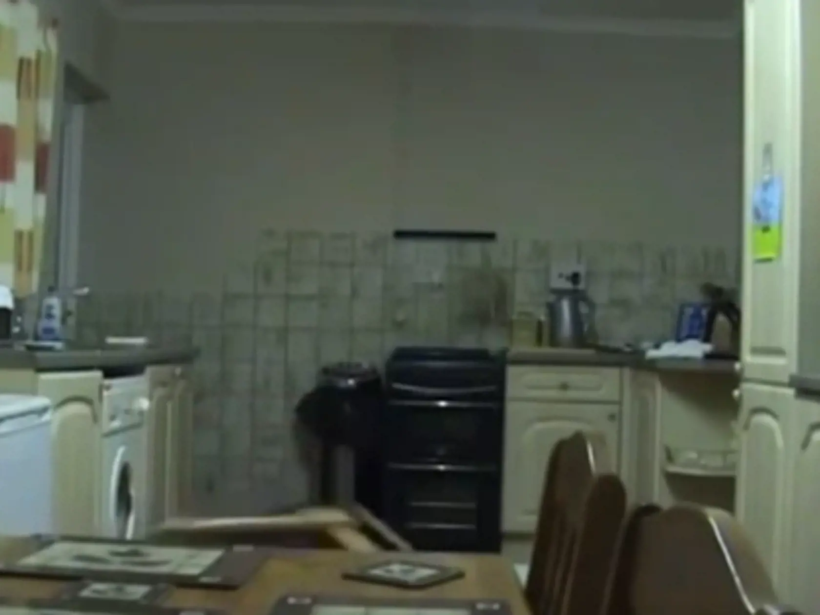 Muž tvrdí, že v jeho dome vyčíňa duch.