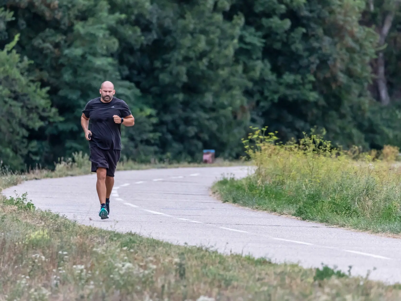 Pčolinský sa neštíti ničoho. Na kolegov s radosťou bonzuje.