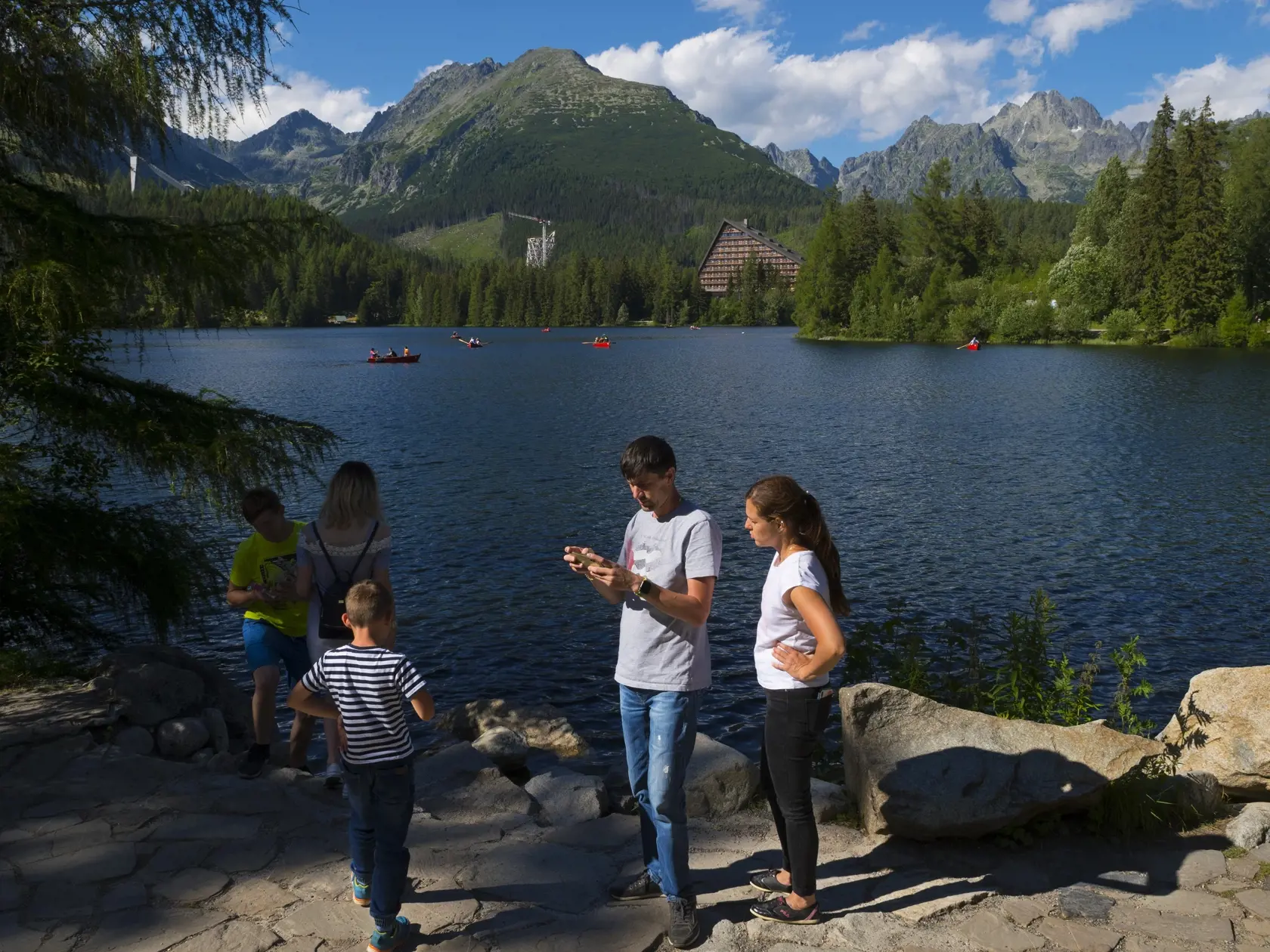 Pohodu turistov pri Štrbskom plese narušila šokujúca udalosť.