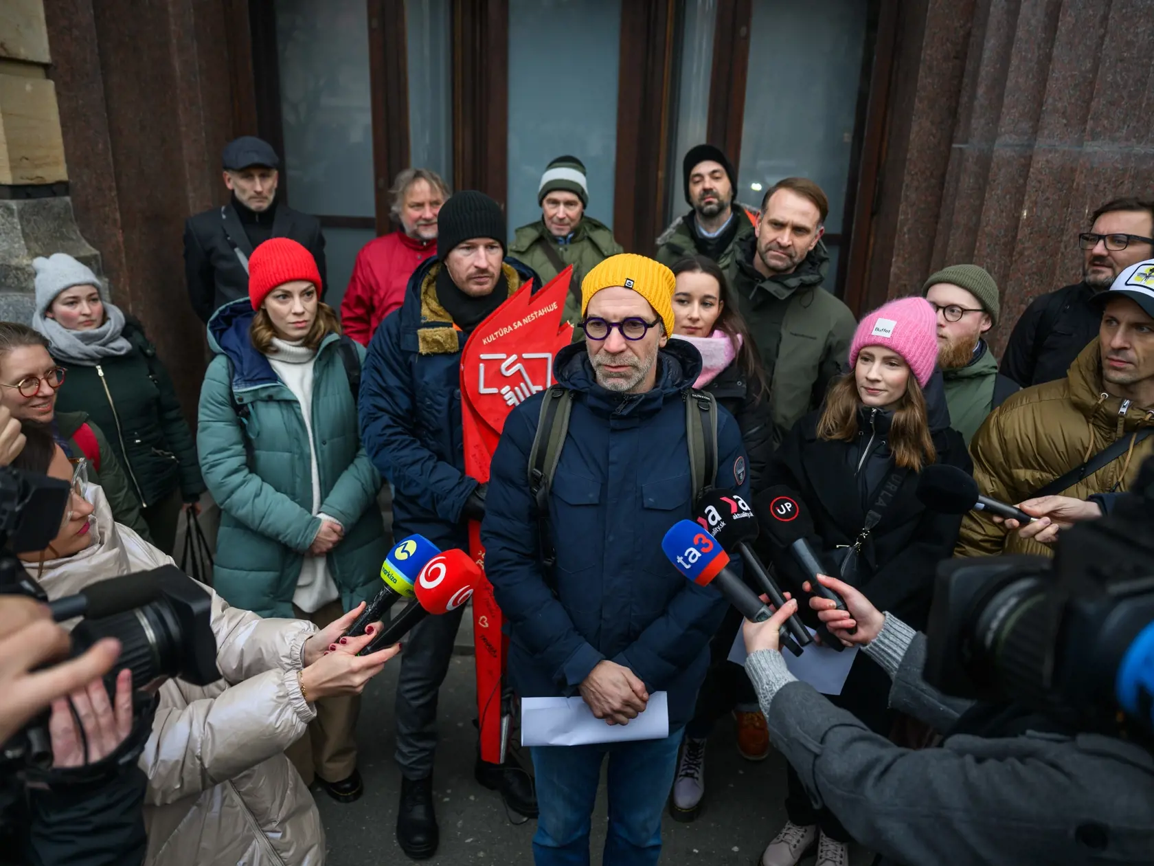 Na snímke uprostred herec Ondrej Kovaľ počas tlačovej konferencie členov Činohry SND v rámci Slovenskej kultúrnej pochodne v Bratislave 12. decembra 2024.