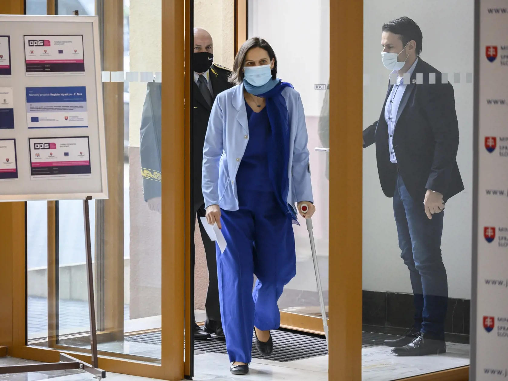 Na snímke uprostred ministerka spravodlivosti SR Mária Kolíková a vľavo generálny riaditeľ Zboru väzenskej a justičnej stráže Milan Ivana prichádzajú na brífing k šíriacim sa dezinformáciám o zranení bývalého policajného prezidenta Milana Lučanského v priestoroch Ministerstva spravodlivosti SR 13. decembra 2020 v Bratislave.
FOTO TASR - Pavel Neubauer	



 

          
         