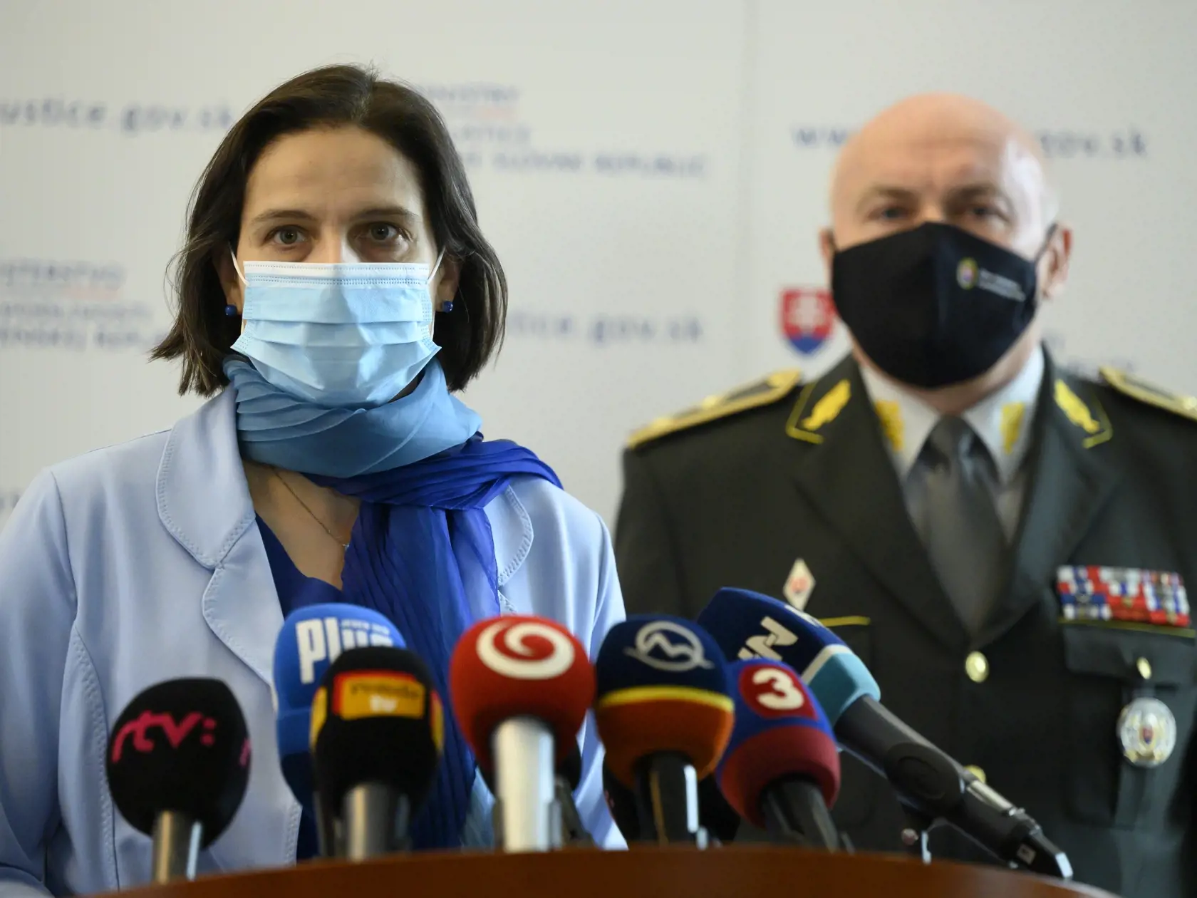 Na snímke vľavo ministerka spravodlivosti SR Mária Kolíková a vpravo generálny riaditeľ Zboru väzenskej a justičnej stráže Milan Ivana počas brífingu k šíriacim sa dezinformáciám o zranení bývalého policajného prezidenta Milana Lučanského v priestoroch Ministerstva spravodlivosti SR 13. decembra 2020 v Bratislave.
FOTO TASR - Pavel Neubauer	



 

          
         