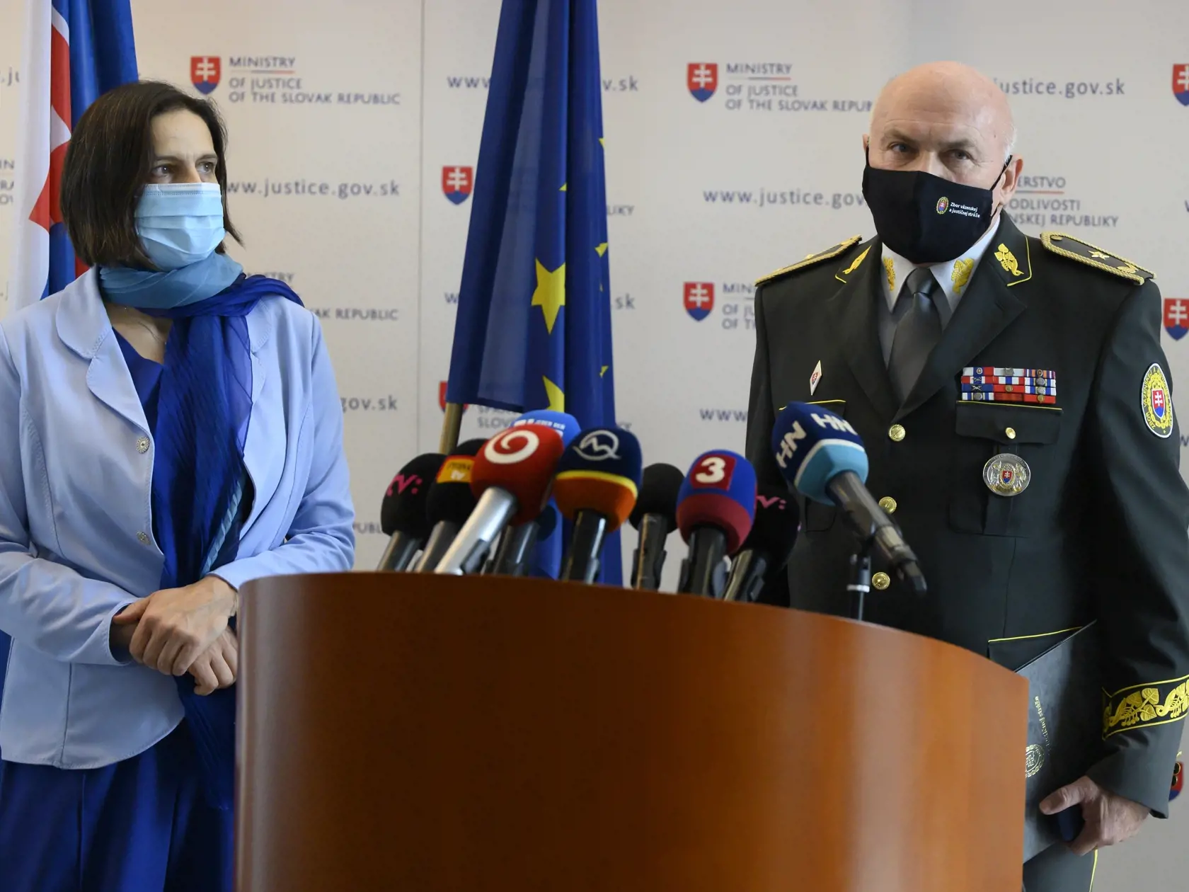 Na snímke vpravo generálny riaditeľ Zboru väzenskej a justičnej stráže Milan Ivana a vľavo ministerka spravodlivosti SR Mária Kolíková počas brífingu k šíriacim sa dezinformáciám o zranení bývalého policajného prezidenta Milana Lučanského v priestoroch Ministerstva spravodlivosti SR 13. decembra 2020 v Bratislave.
FOTO TASR - Pavel Neubauer	



 

          
         