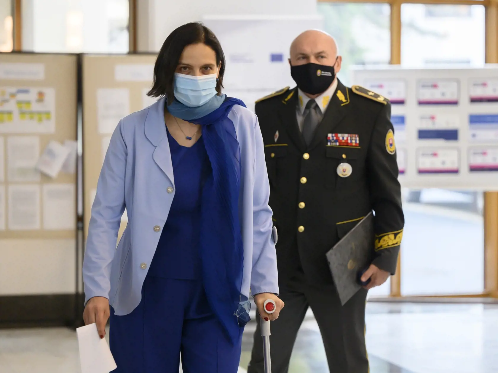 Na snímke vľavo ministerka spravodlivosti SR Mária Kolíková a vpravo generálny riaditeľ Zboru väzenskej a justičnej stráže Milan Ivana prichádzajú na brífing k šíriacim sa dezinformáciám o zranení bývalého policajného prezidenta Milana Lučanského v priestoroch Ministerstva spravodlivosti SR 13. decembra 2020 v Bratislave.
FOTO TASR - Pavel Neubauer	



 

          
         