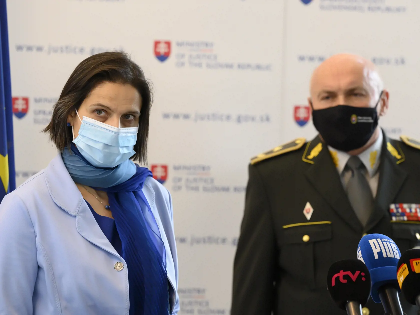 Na snímke vľavo ministerka spravodlivosti SR Mária Kolíková a vpravo generálny riaditeľ Zboru väzenskej a justičnej stráže Milan Ivana počas brífingu k šíriacim sa dezinformáciám o zranení bývalého policajného prezidenta Milana Lučanského v priestoroch Ministerstva spravodlivosti SR 13. decembra 2020 v Bratislave.
FOTO TASR - Pavel Neubauer	



 

          
         