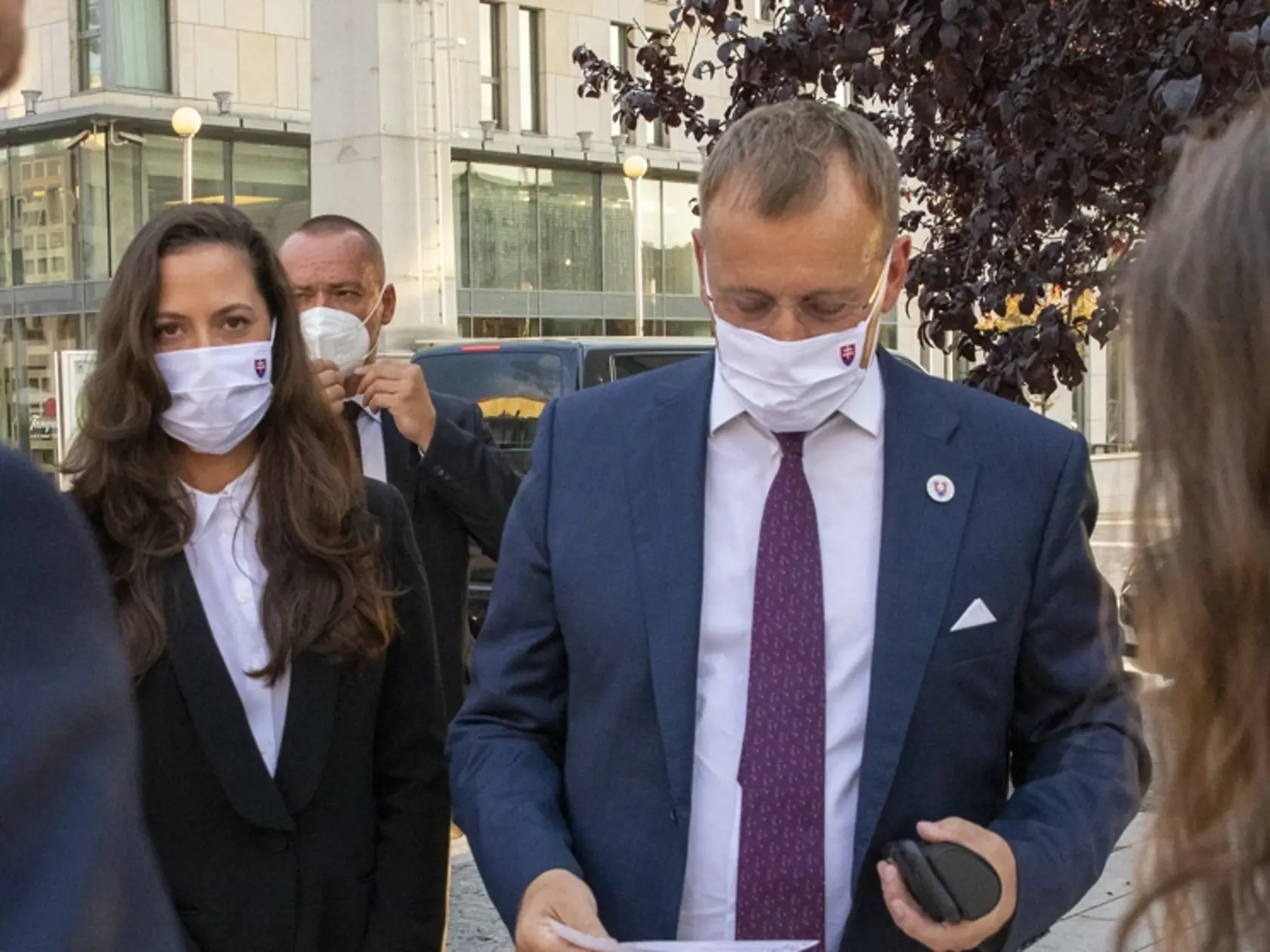 Boris Kollár a Igor Matovič prichádzajú na divedeľneé predstavenie do činohry SND.
Na snímke minister finacií Igor Matovič s manželkou a Boris Kollár
