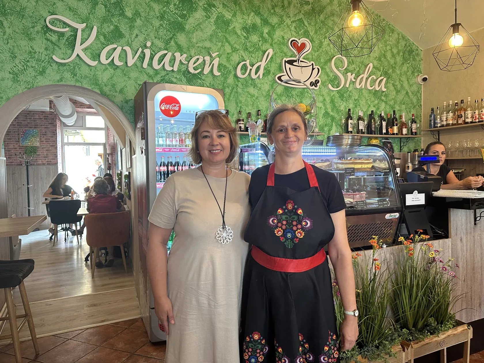 Zakladateľka Andrea Miková (vľavo) a zamestnankyňa Beáta (51).