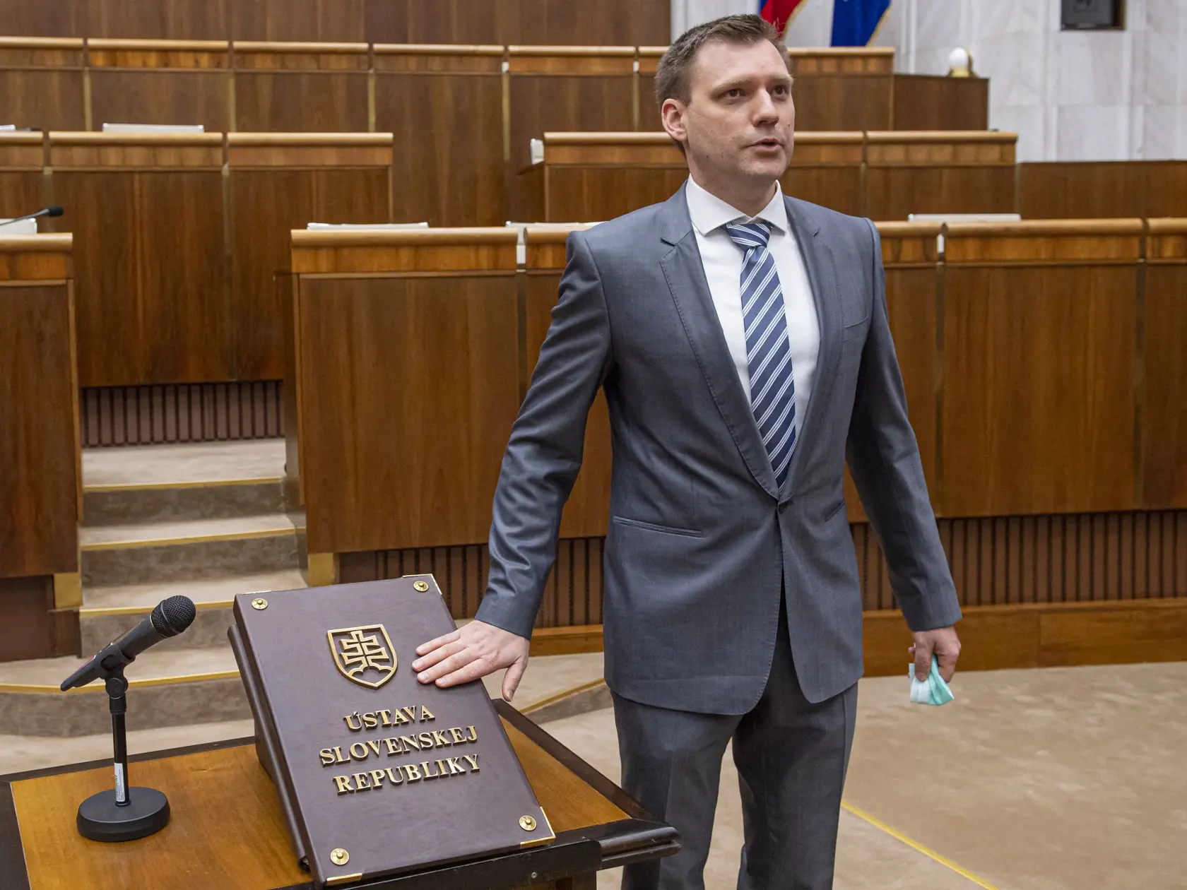 Na snímke Tomáš Taraba s ochranným rúškom skladá poslanecký sľub počas ustanovujúcej schôdze Národnej rady Slovenskej republiky (NR SR) VIII. volebného obdobia 20. marca 2020 v Bratislave. FOTO TASR - Michal Svítok