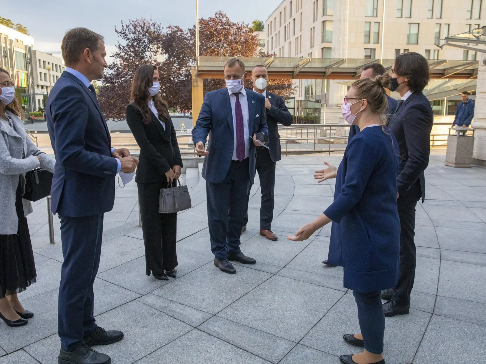 Boris Kollár a Igor Matovič prichádzajú na divedeľneé predstavenie do činohry SND.
Na snímke minister finacií Igor Matovič s manželkou a Boris Kollár