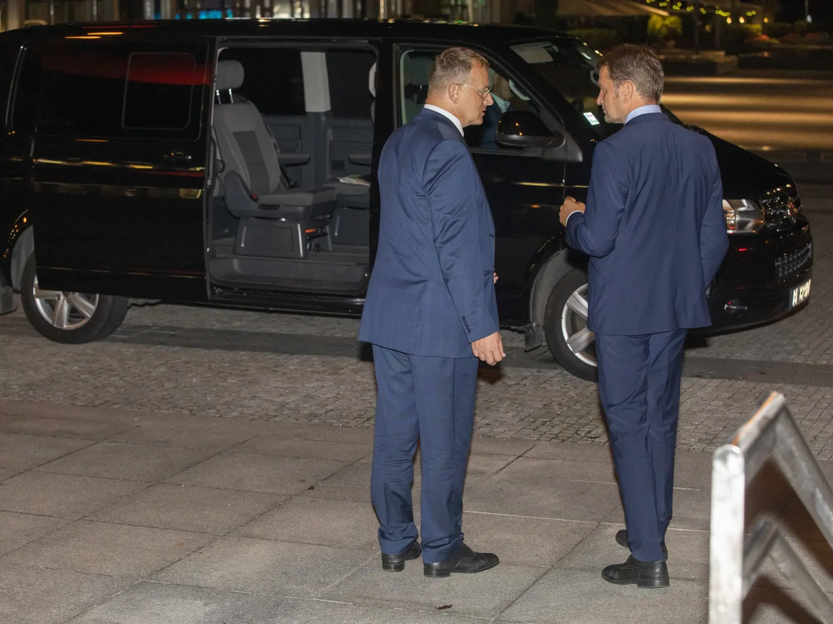 Boris Kollár a Igor Matovič odchádzajú z divedeľného predstavenie činohry SND.
Na snímke minister finacií Igor Matovič  a Boris Kollár. Politici debatovali do polnoci.