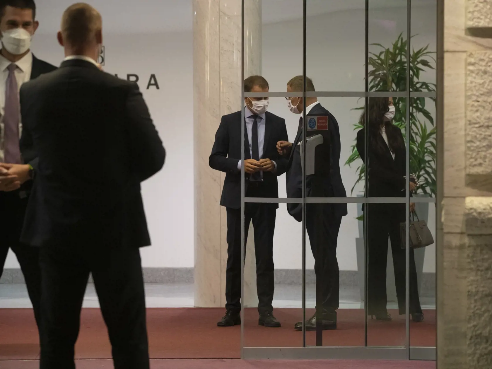 Boris Kollár a Igor Matovič odchádzajú z divadelného predstavenie činohry SND.
Na snímke minister financií Igor Matovič  a Boris Kollár. Politici sa zdržali v divadle do 23:13 hod.