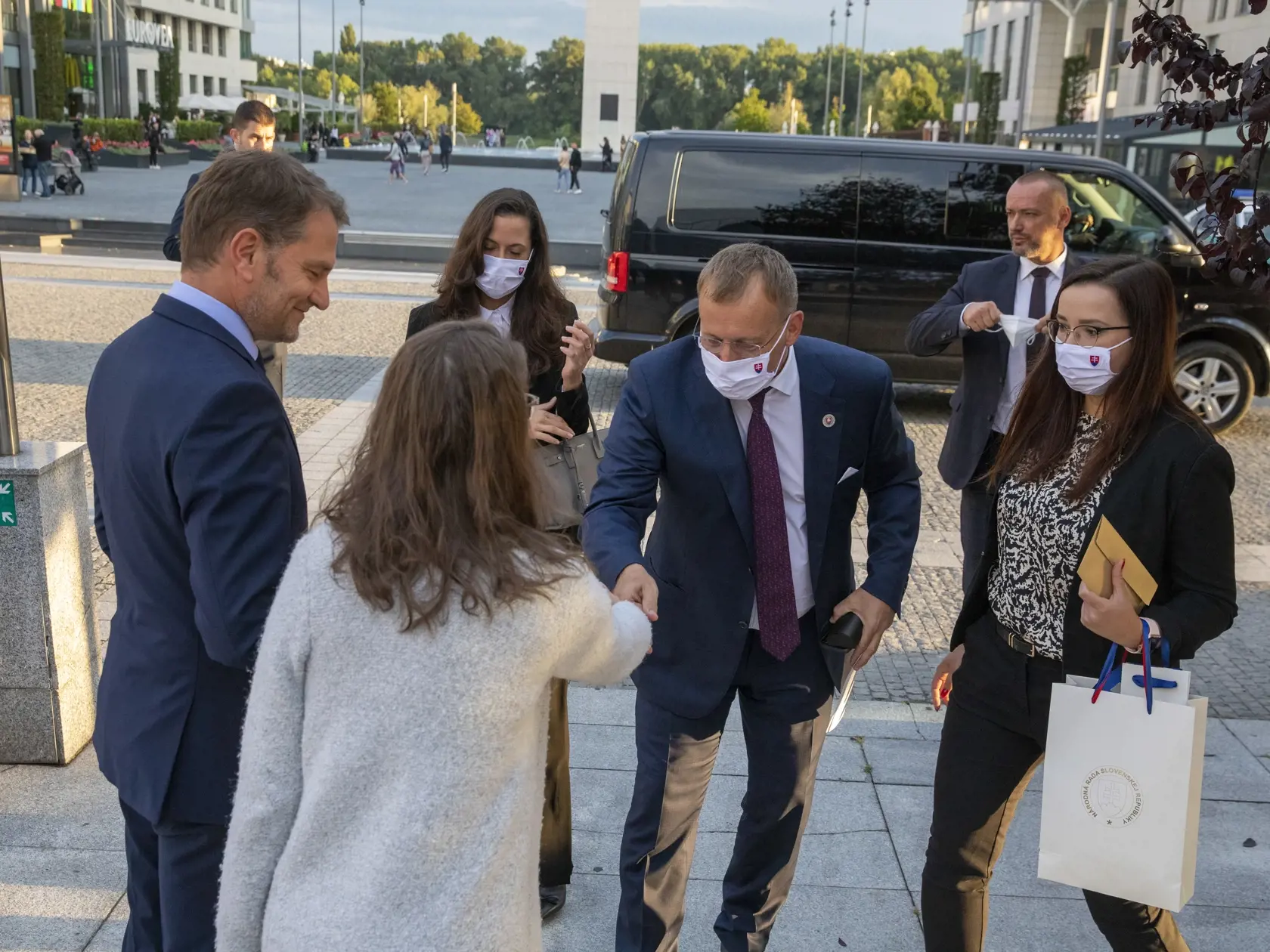 Boris Kollár a Igor Matovič prichádzajú na divedeľneé predstavenie do činohry SND.
Na snímke minister finacií Igor Matovič s manželkou a Boris Kollár