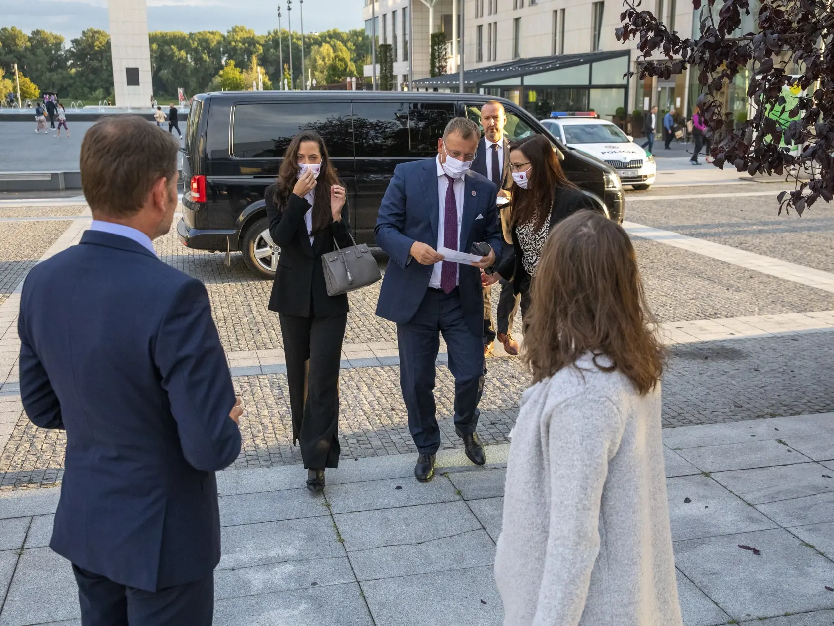 Boris Kollár a Igor Matovič prichádzajú na divedeľneé predstavenie do činohry SND.
Na snímke minister finacií Igor Matovič s manželkou a Boris Kollár