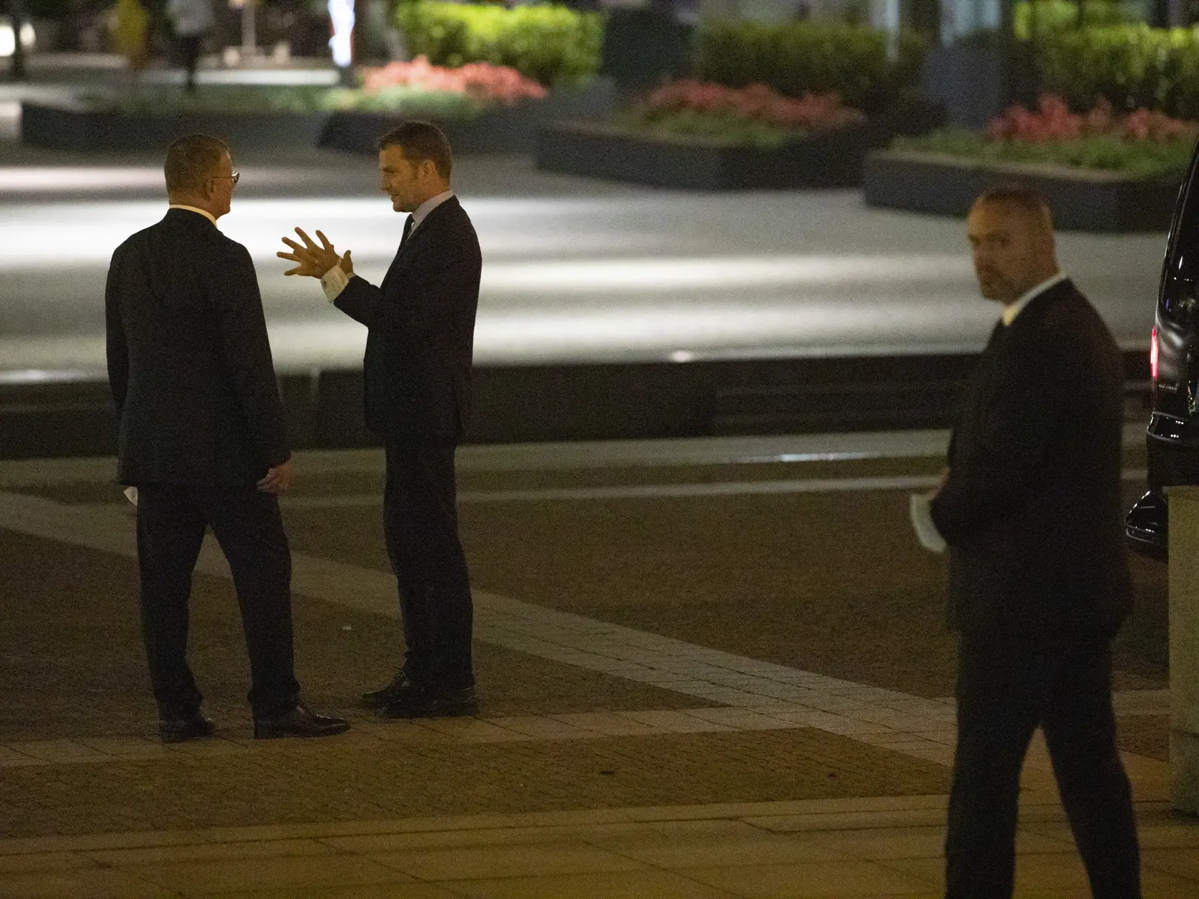 Boris Kollár a Igor Matovič odchádzajú z divedeľného predstavenie činohry SND.
Na snímke minister finacií Igor Matovič  a Boris Kollár. Politici debatovali do polnoci.