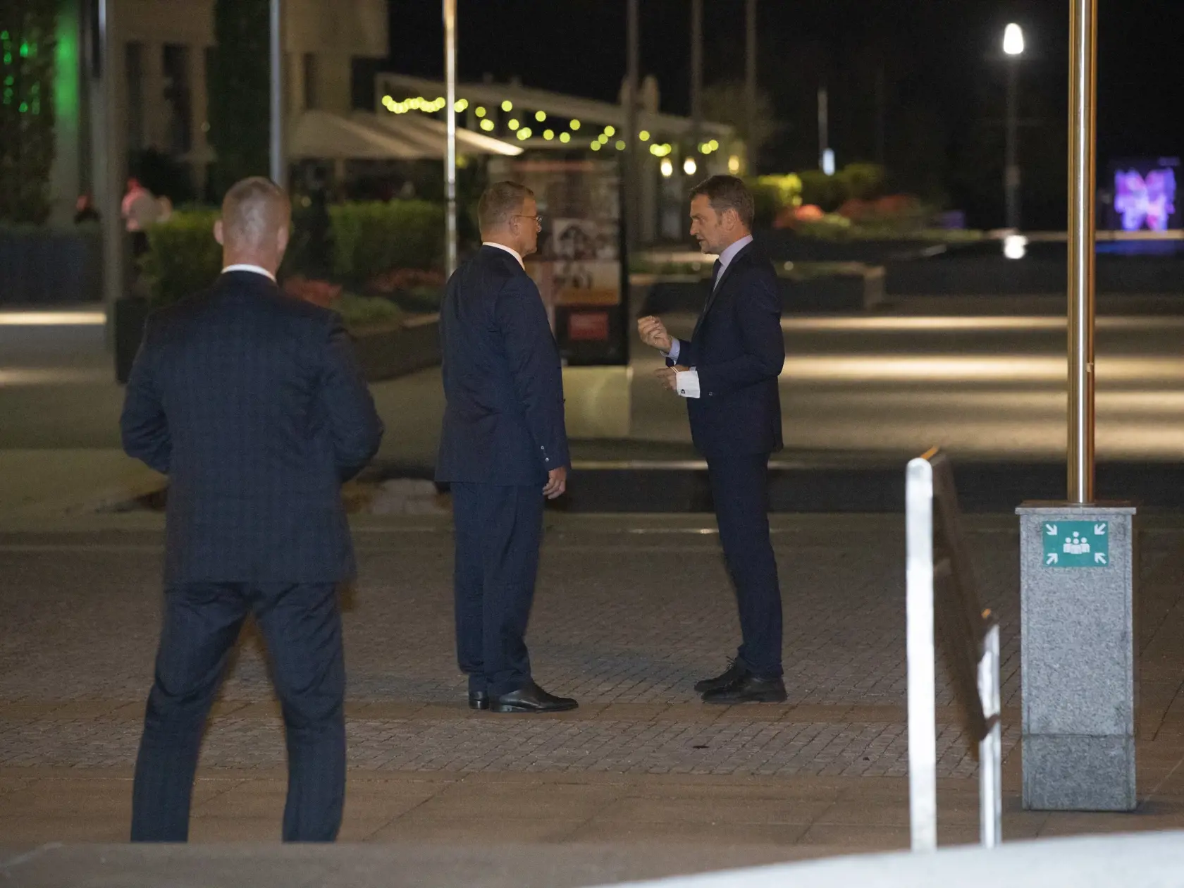 Boris Kollár a Igor Matovič odchádzajú z divedeľného predstavenie činohry SND.
Na snímke minister finacií Igor Matovič  a Boris Kollár. Politici debatovali do polnoci.
