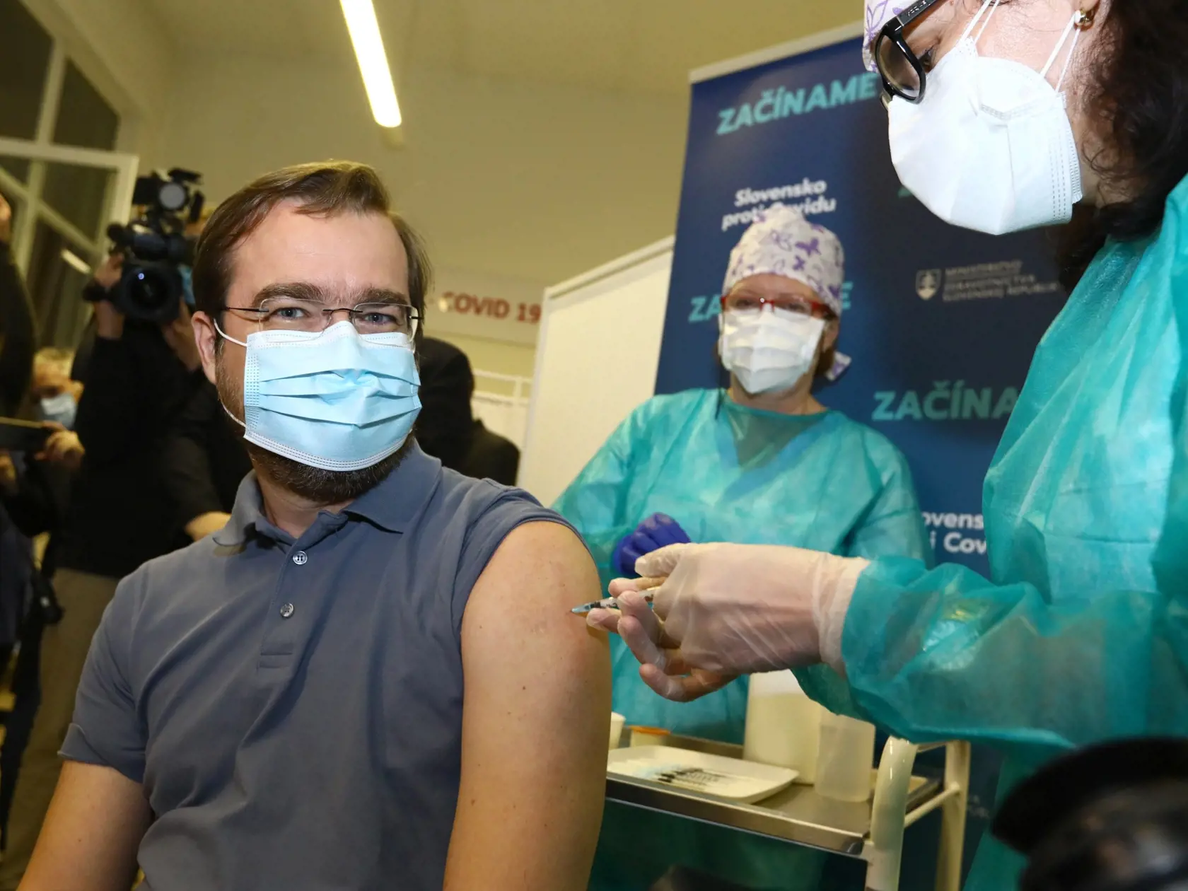 Na Slovensko dorazila vakcína na chorobu COVID-19. Medzi prvými sa dal zaočkovať aj minister zdravotníctva Marek Krajčí.