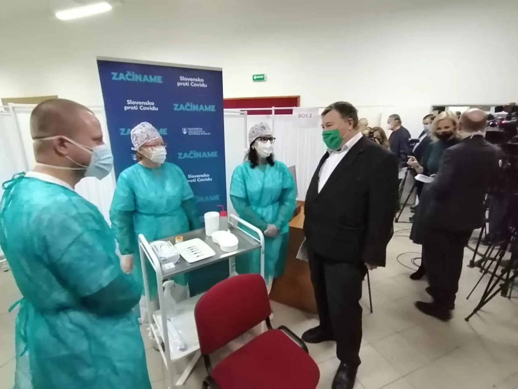 Na Slovensko priviezli vakcínu proti chorobe COVID-19. Ako prvý sa dal zaočkovať infektológ Vladimír Krčméry.