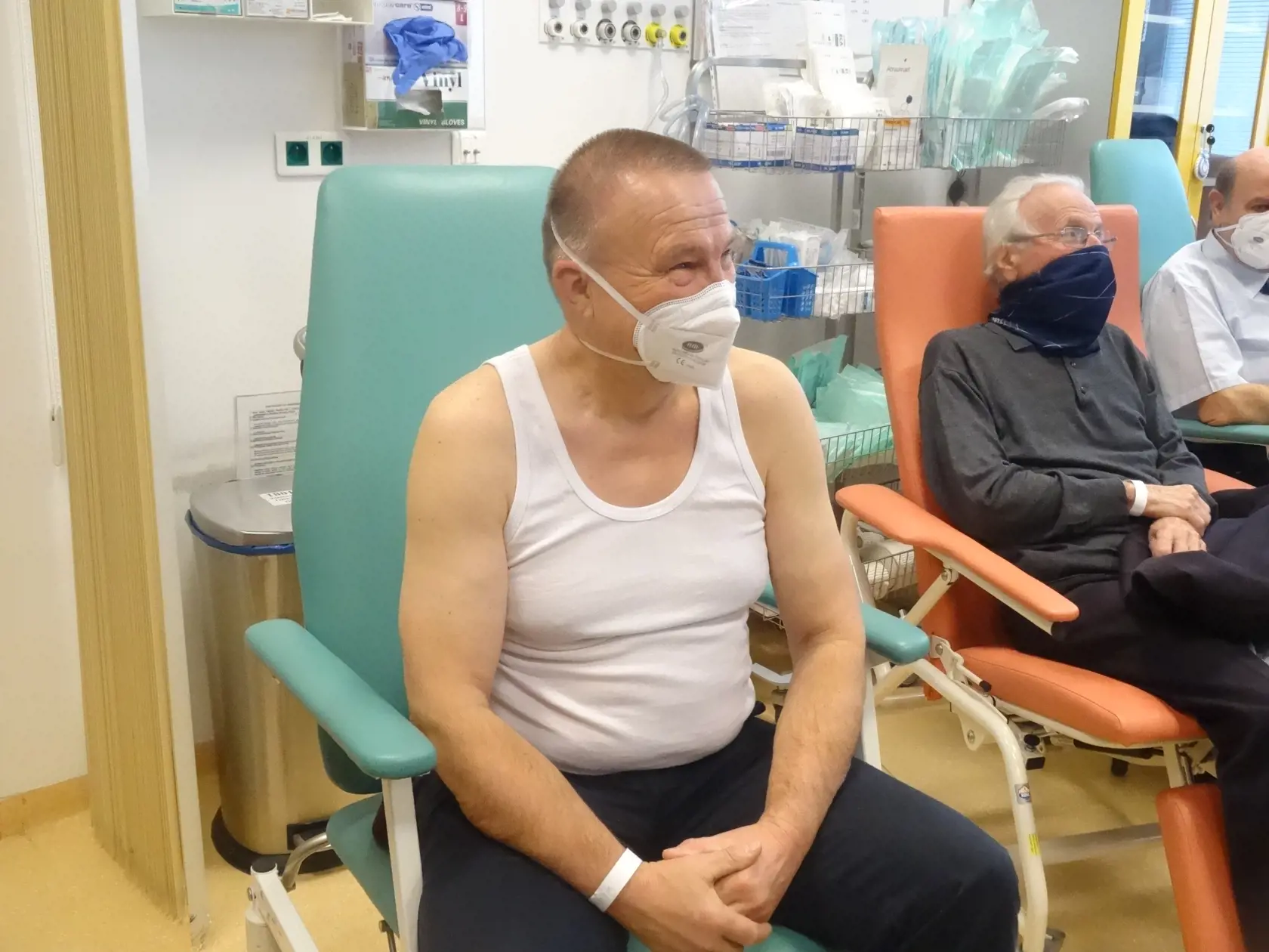 Milan Laurenčík podpredseda NR SR pred aplikovaním vakcíny.