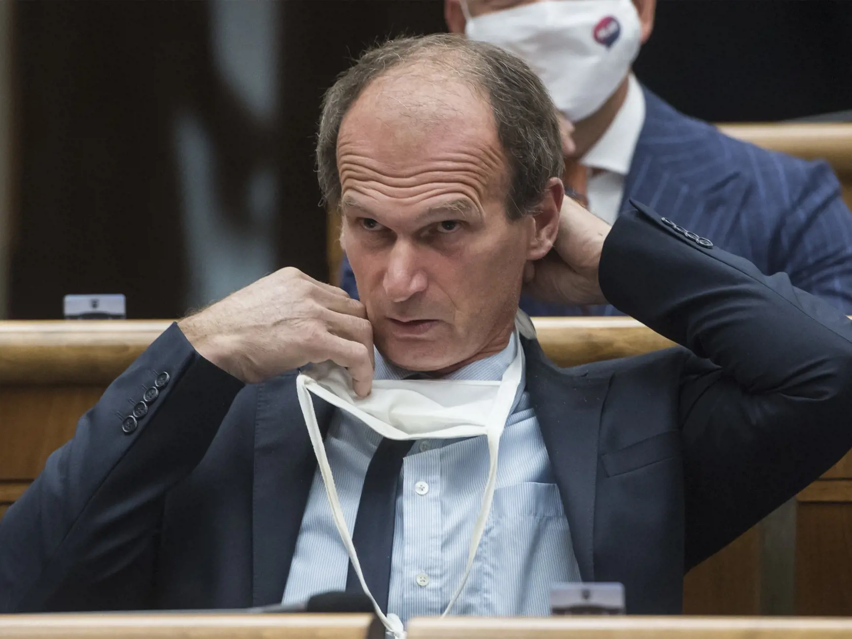 Na snímke poslanec parlamentu SR Štefan Kuffa (nezaradený) si dal role rúško a opustil rokovaciu sálu počas 11. schôdze parlamentu SR 2. septembra 2020 v Bratislave. FOTO TASR - Martin Baumann