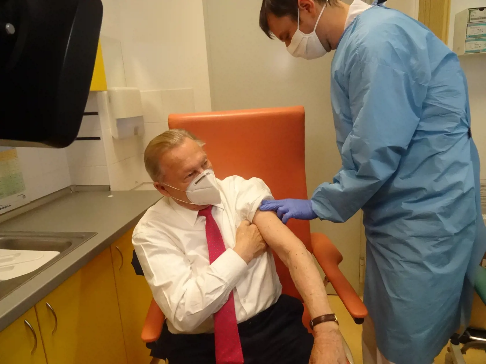 Prezident Rudolf Schuster pri podaní vakcíny, ktorú aplikoval primár Martin Novotný.