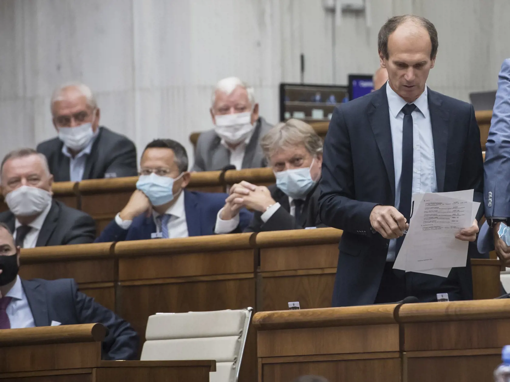 Na snímke poslanec parlamentu SR Štefan Kuffa (nezaradený) si dal role rúško a opustil rokovaciu sálu počas 11. schôdze parlamentu SR 2. septembra 2020 v Bratislave. FOTO TASR - Martin Baumann