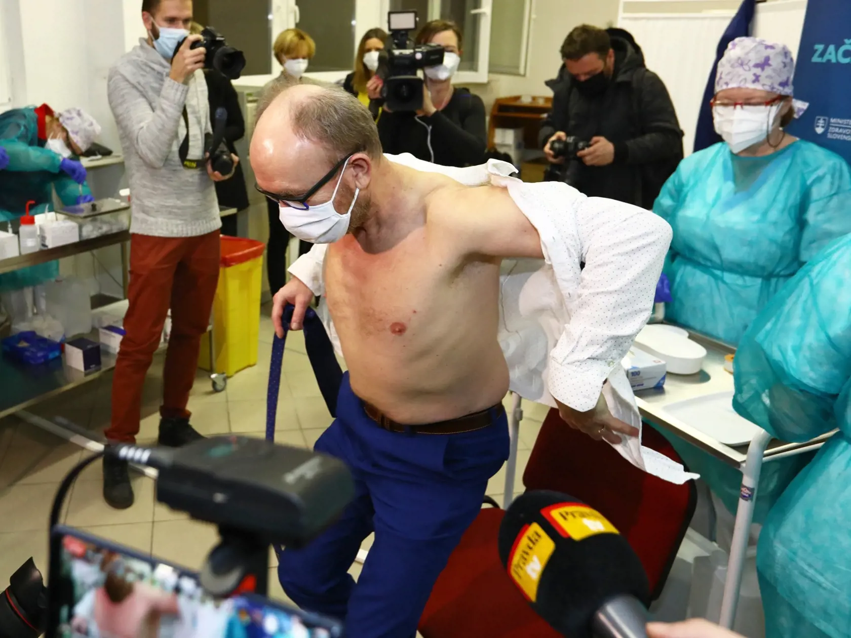 Na Slovensko dorazila vakcína na chorobu COVID-19. Medzi prvými sa dal zaočkovať aj Pavol Jančuška.