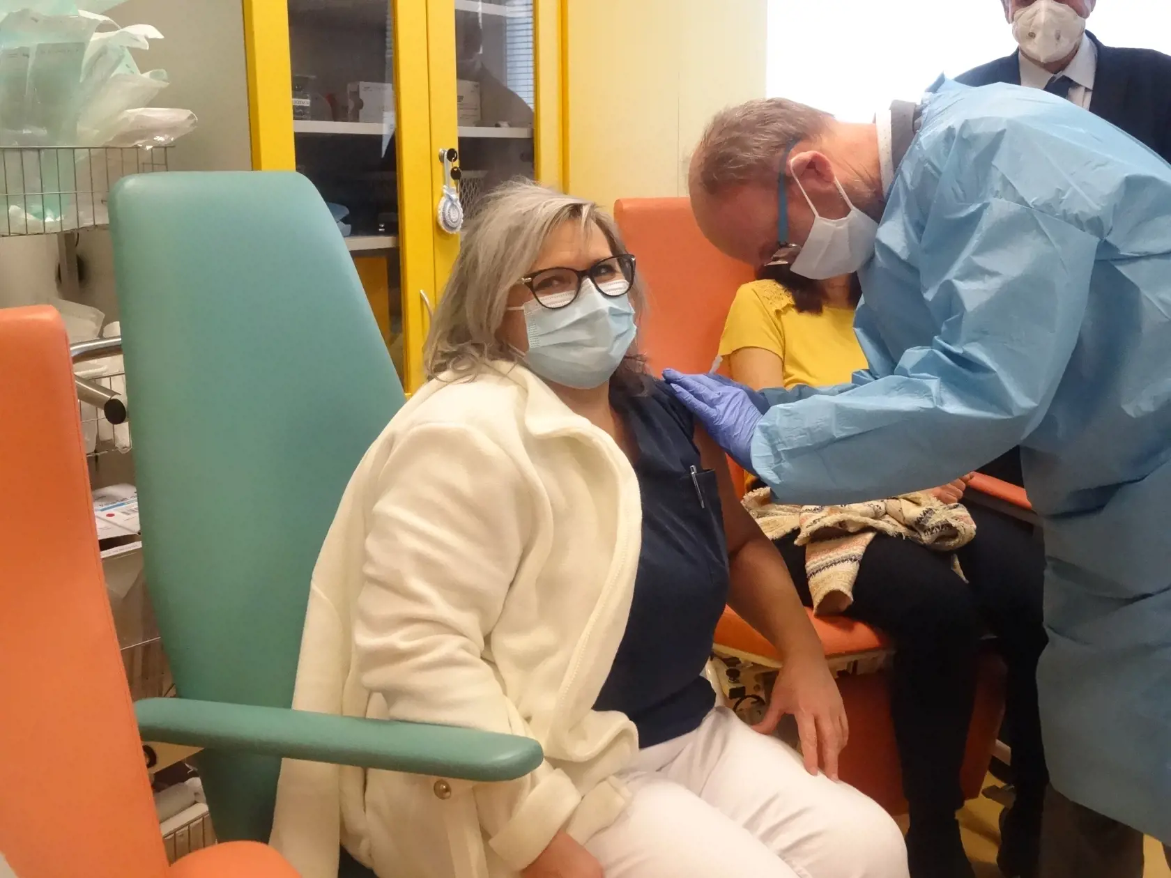 Zdravotná sestra z Kliniky infektológie a cestovnej medicíny UNLP Košice Monika Goblová dostala vakcínu ako jedna z prvých zdravotníčok v Košiciach.