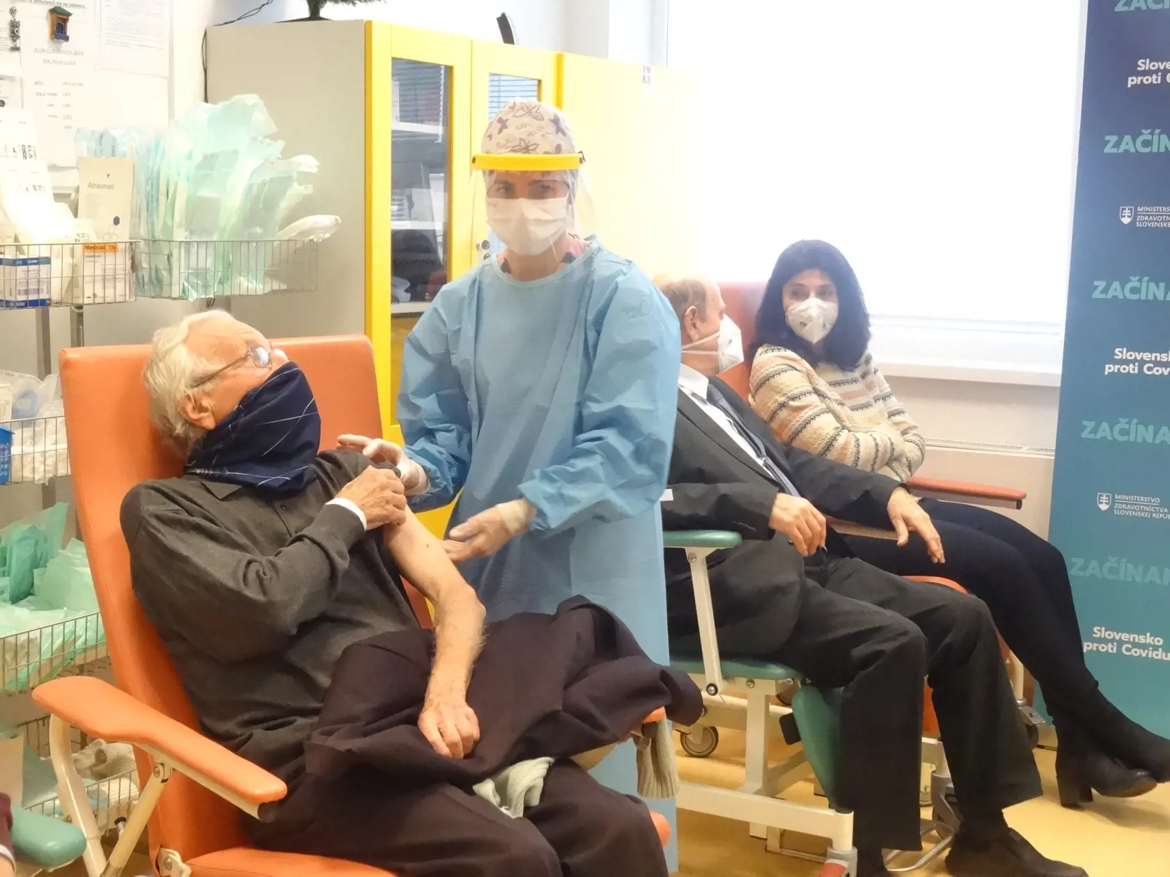Podanie vakcíny Jánovi Virgalovi (94) – zakladateľovi detskej infektológie a dlhoročnému primárovi Infekčného oddelenie Detskej fakultnej nemocnice v Košiciach.