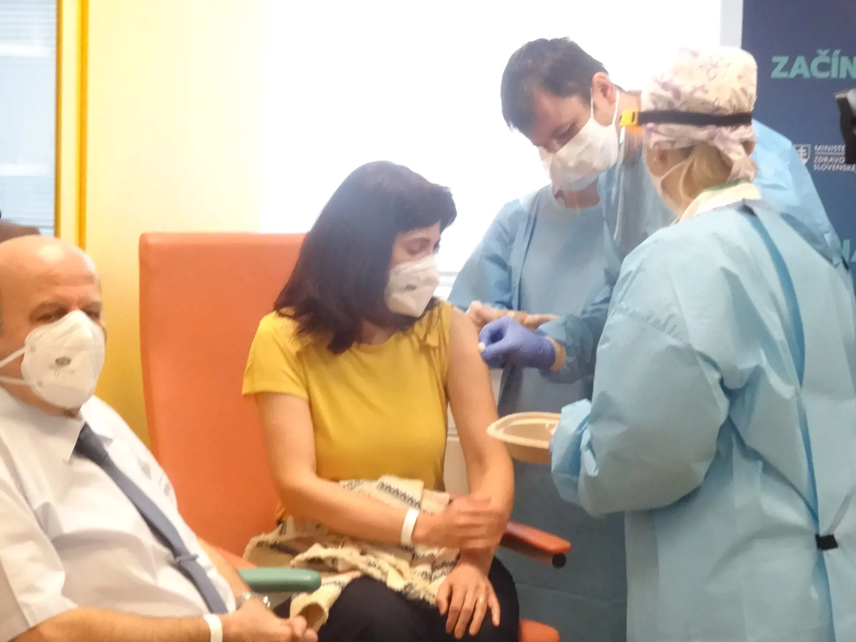 Zuzana Paraličová, lekárka z Kliniky infektológie a cestovnej medicíny UNLP Košice pri podávaní vakcíny.