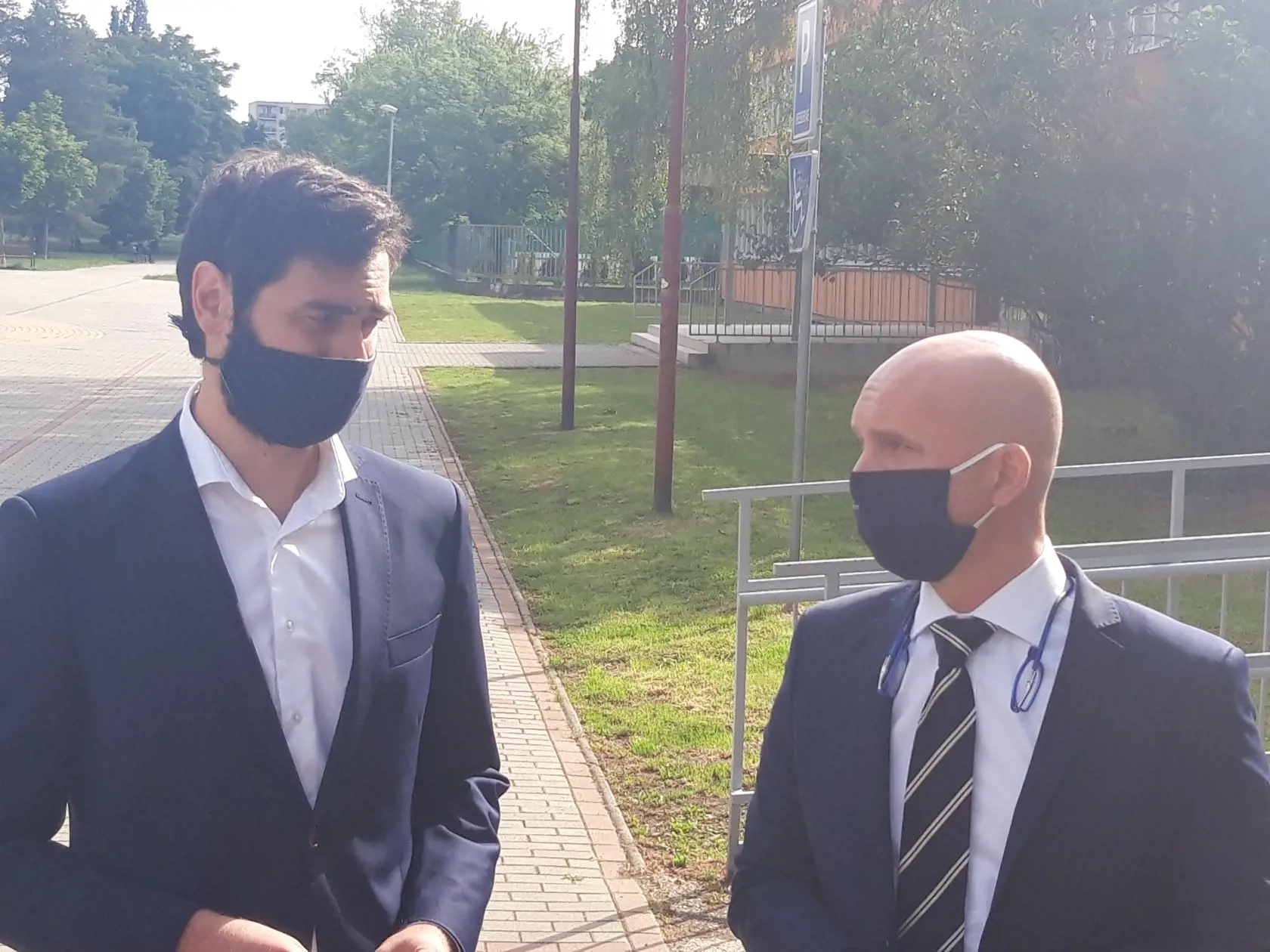 Primátor Nitry Marek Hattas spolu s ministrom školstva Branislavom Gröhlingom po rozhovoroch s nitrianskymi učiteľmi.