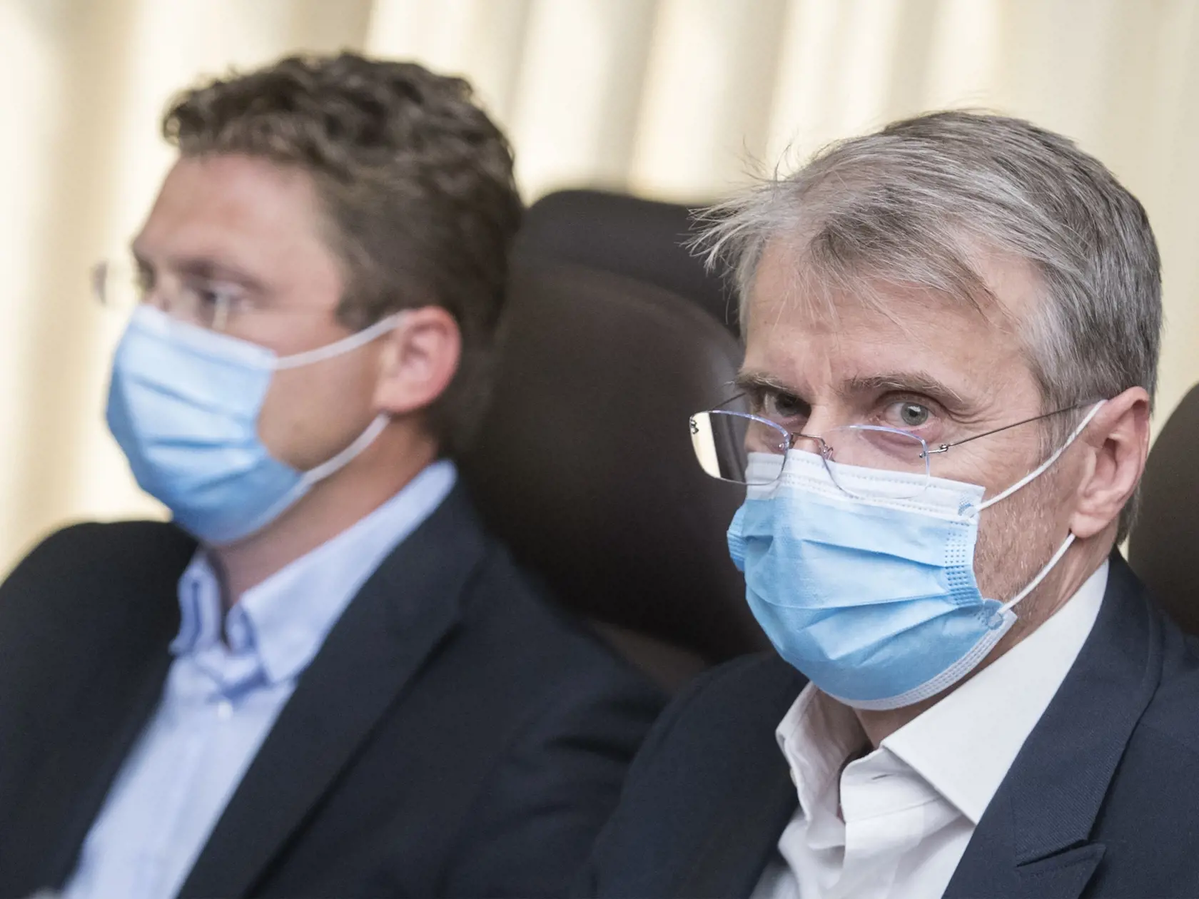 Na snímke členovia permanentného krízového štábu, zľava predseda Lekárskeho odborového združenia (LOZ) Peter Visolajský a odborník na biochémiu Robert Mistrík počas zasadnutia Ústredného krízového štábu v súvislosti s vývojom situácie ohľadom nového koronavírusu 14. júla 2020 v Bratislave. FOTO TASR - Martin  Baumann