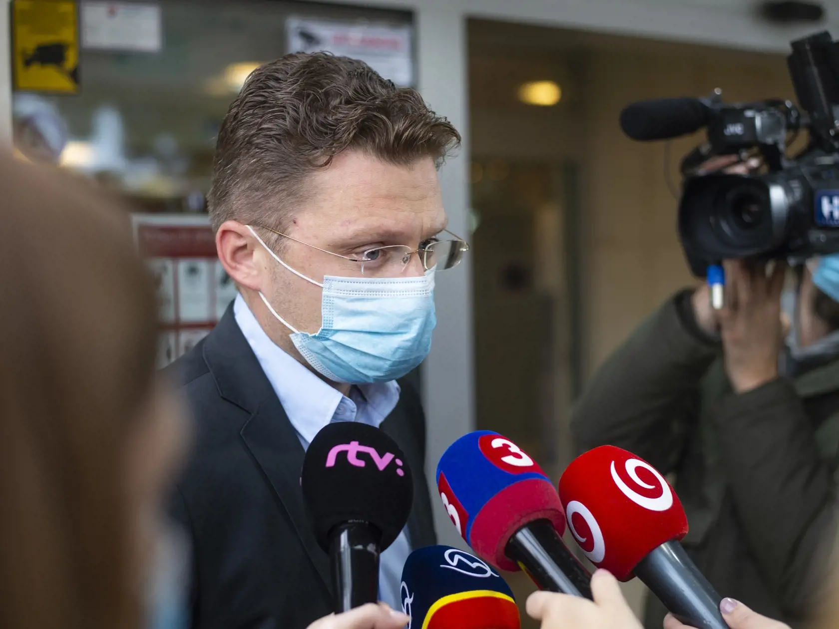 Na snímke predseda Lekárskeho odborového združenia (LOZ) Peter Visolajský prichádza na zasadnutie Ústredného krízového štábu SR 2. novembra 2020 v Bratislave. FOTO TASR - Jakub Kotian