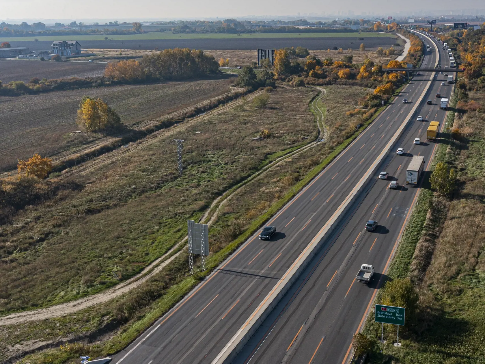 Na snímke z dronu premávka na diaľnici D1 v smere na Bratislavu nedaľeko križovatky Triblavina, v Bratislave 30. októbra 2021. FOTO TASR - Michal Svítok