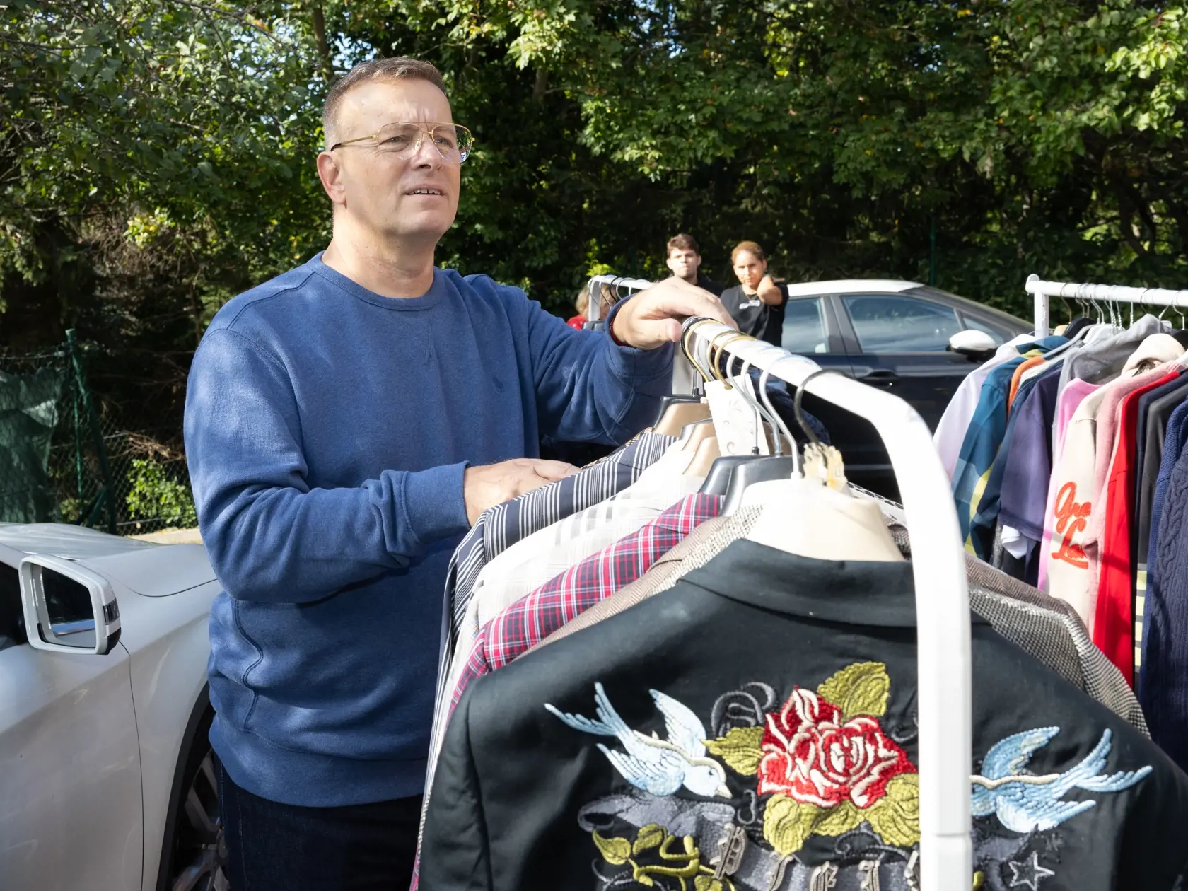Garážový výpredaj u politika a podnikateľa Borisa Kollára, ktorý zorganizovala jeho partnerka Laura Vizváryová. Výťažok plánuje venovať pre psí útulok.